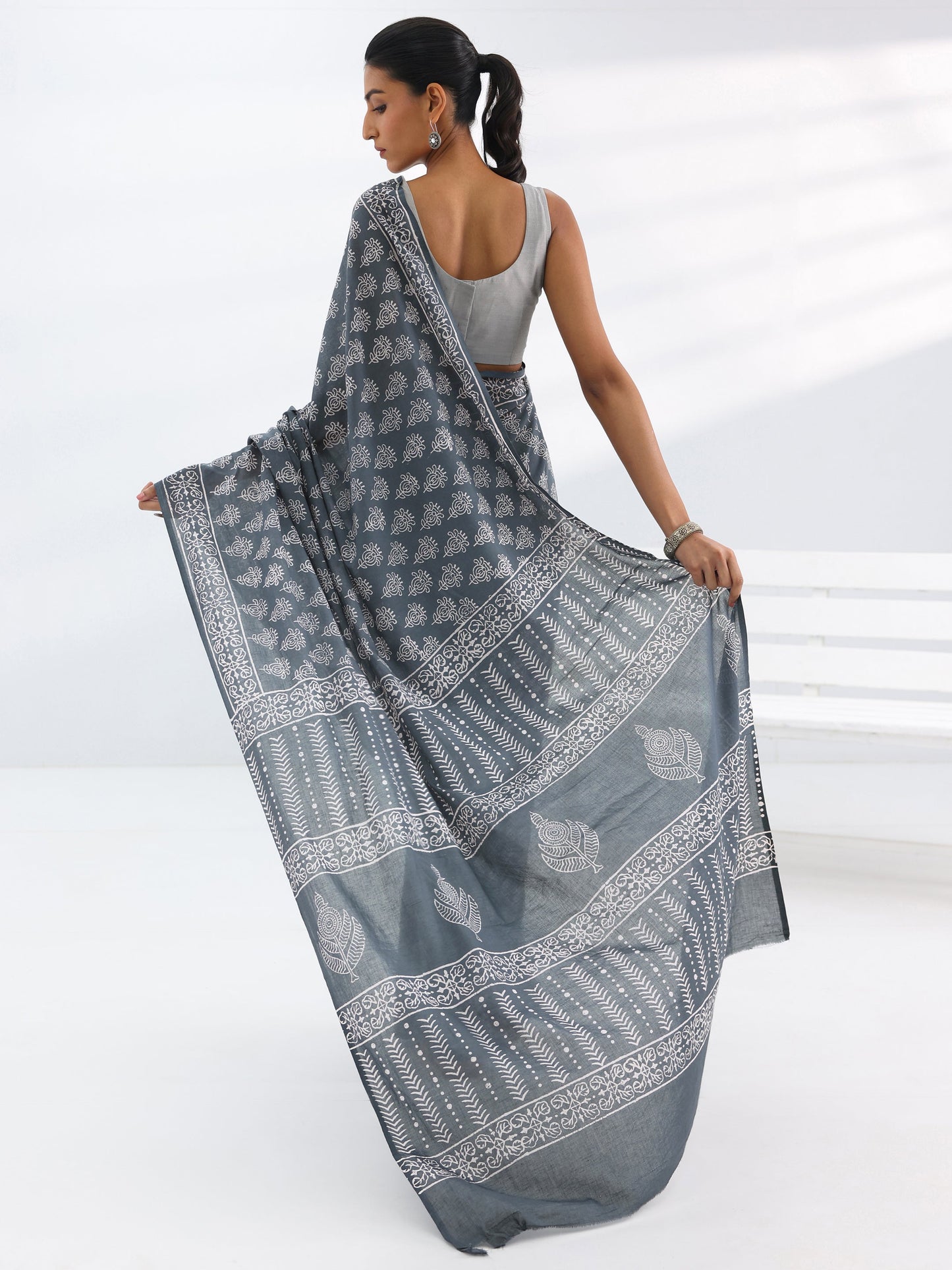 Grey Printed Cotton Saree With Unstitched Blouse Piece