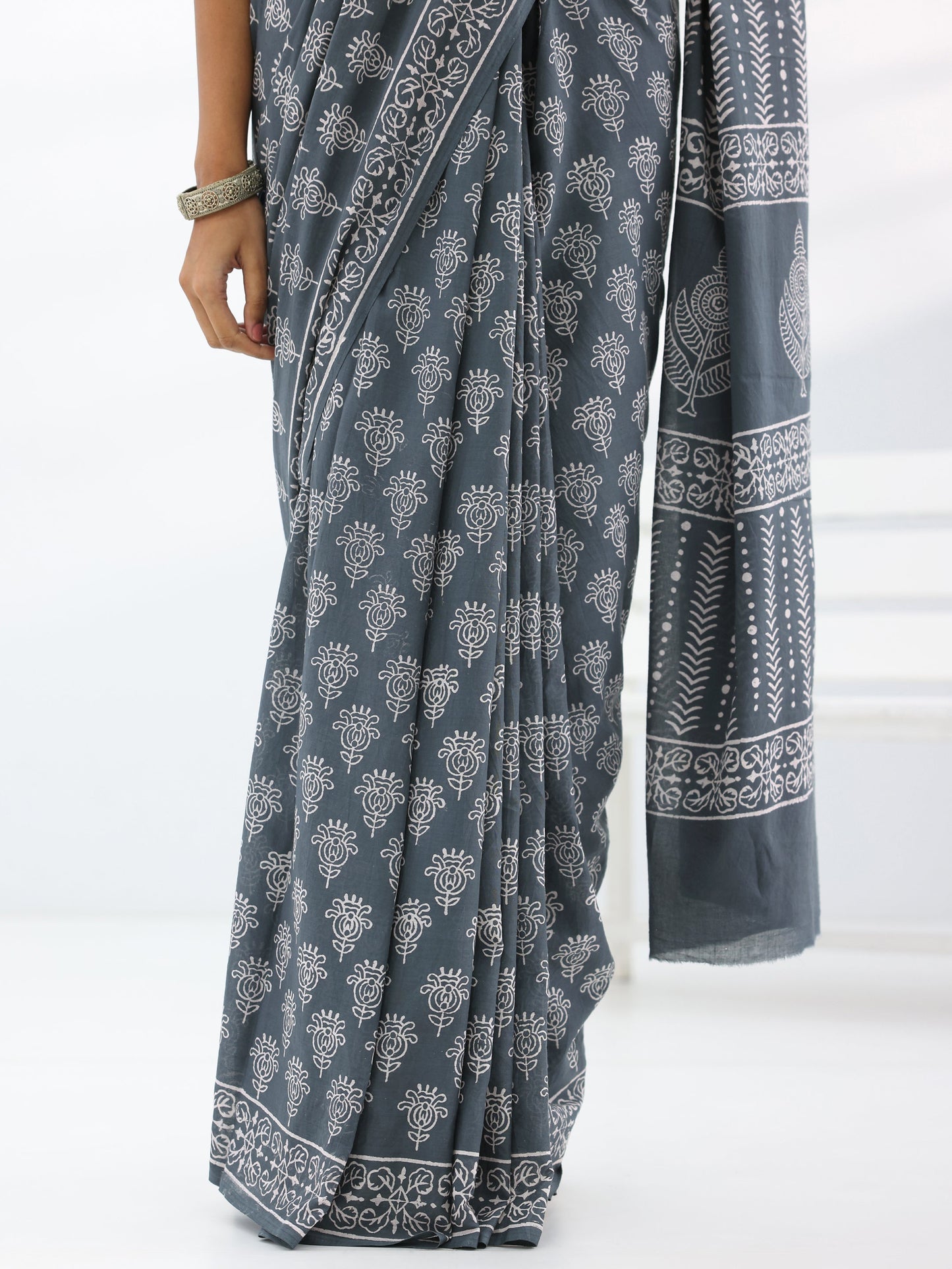 Grey Printed Cotton Saree With Unstitched Blouse Piece
