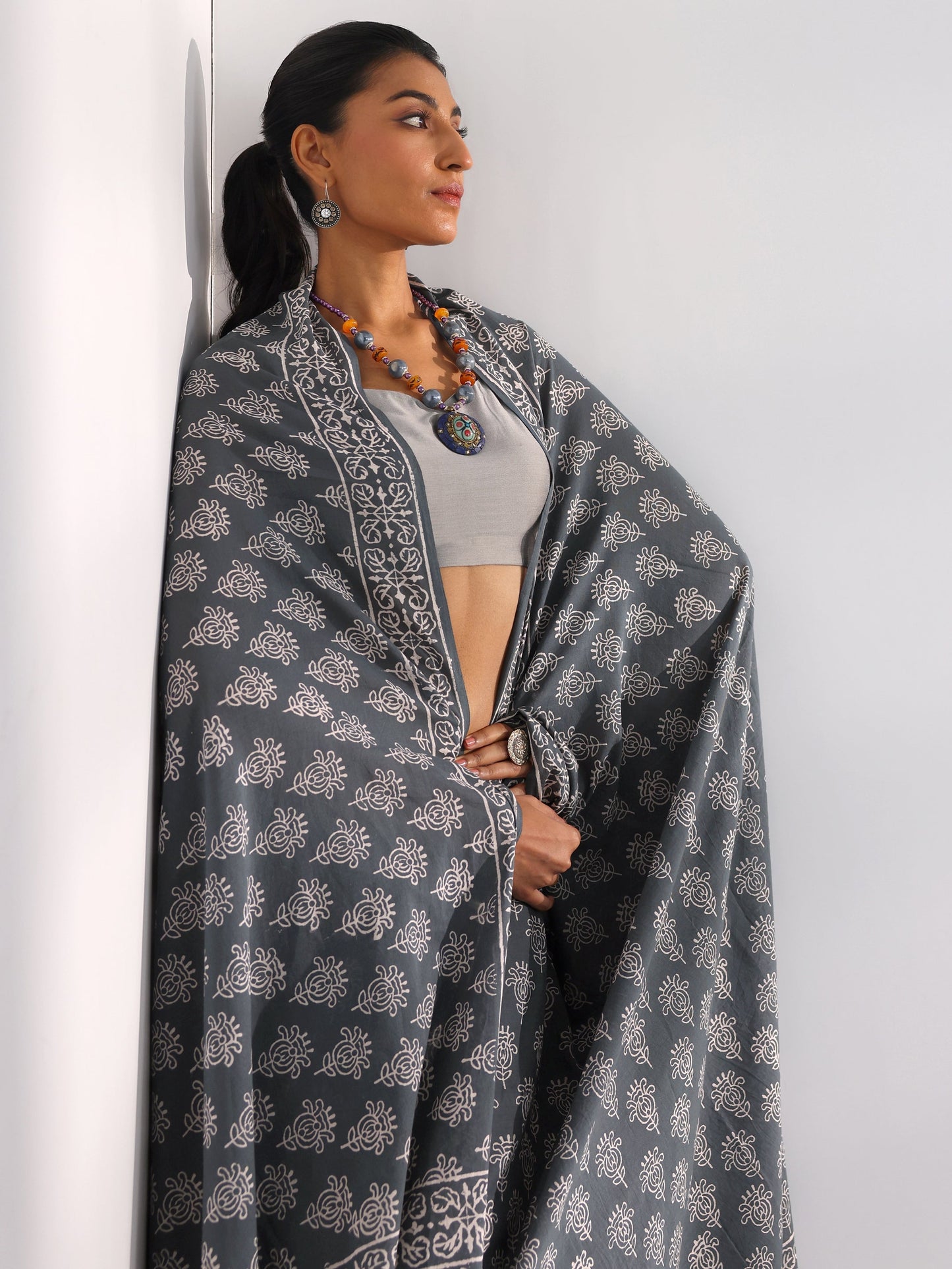 Grey Printed Cotton Saree With Unstitched Blouse Piece