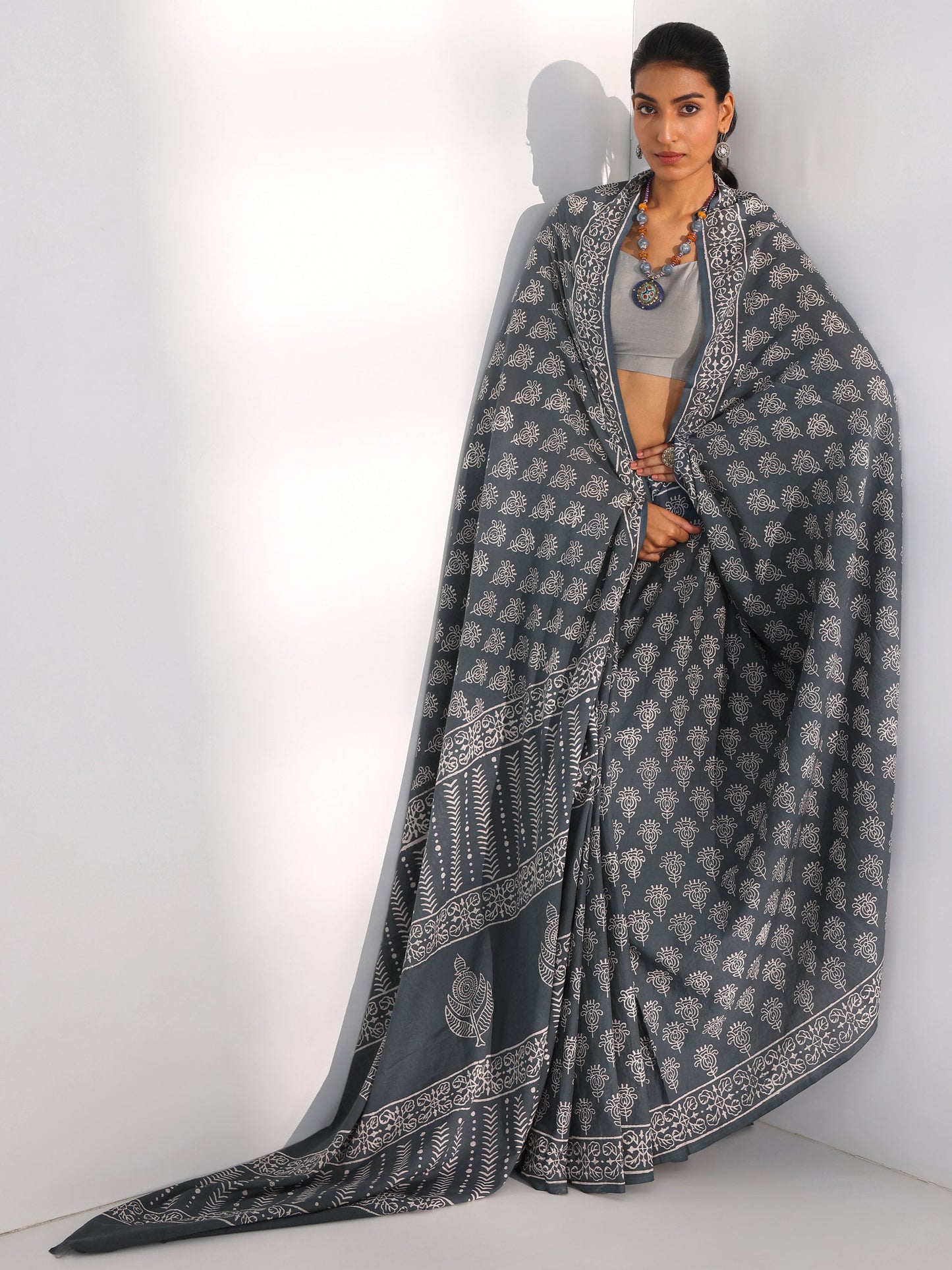 Grey Printed Cotton Saree With Unstitched Blouse Piece