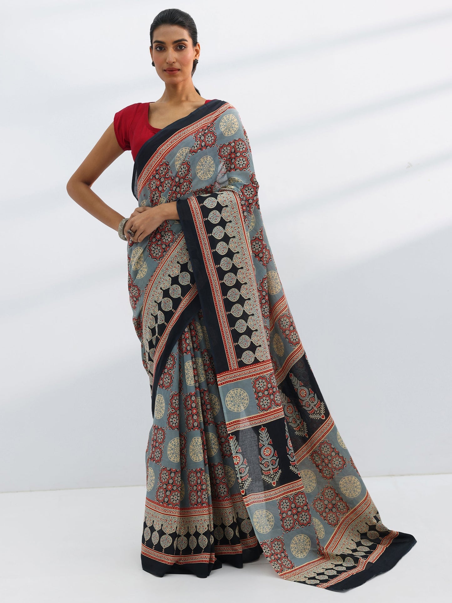 Grey Printed Cotton Saree With Unstitched Blouse Piece