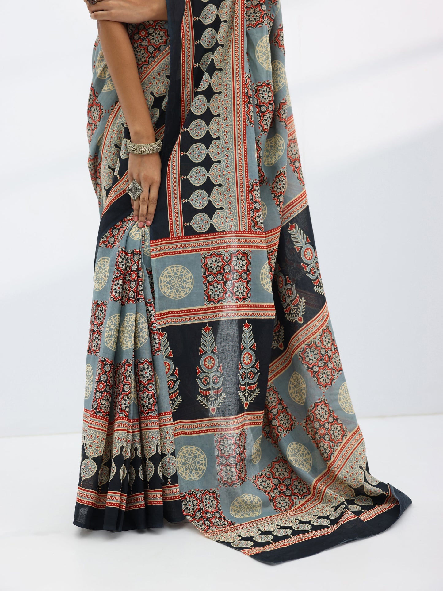 Grey Printed Cotton Saree With Unstitched Blouse Piece