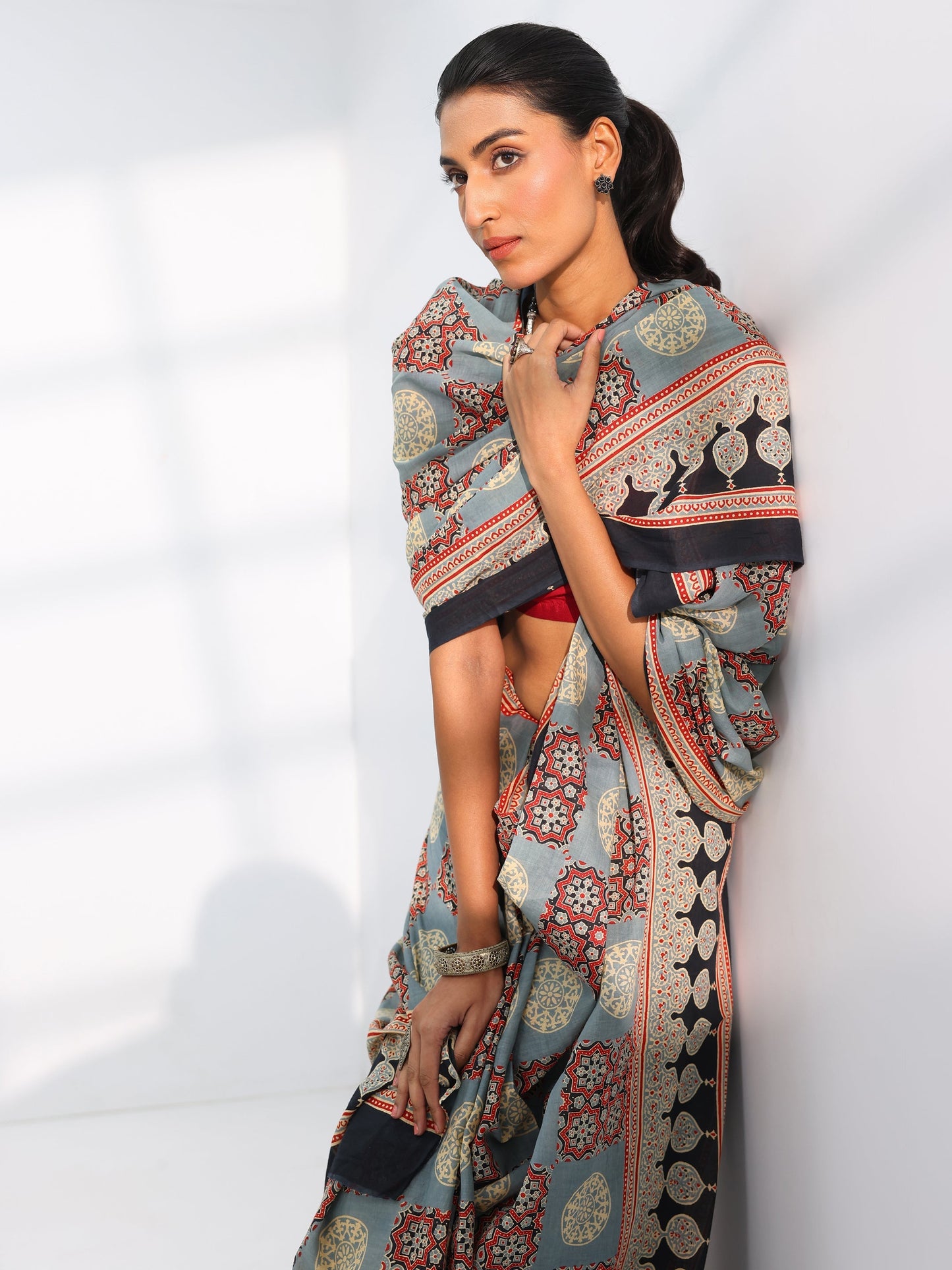 Grey Printed Cotton Saree With Unstitched Blouse Piece