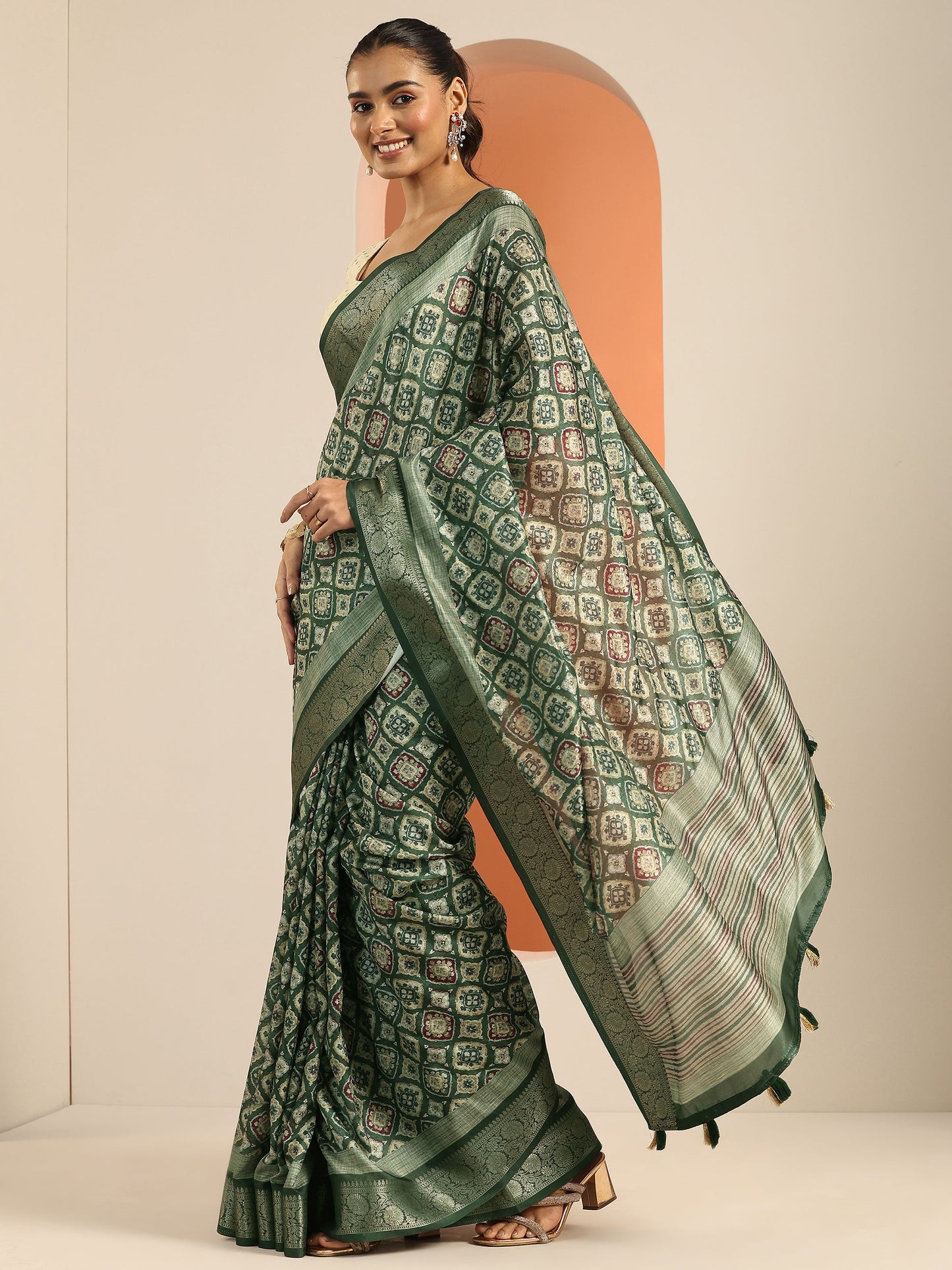 Green Printed Silk Blend Saree With Unstitched Blouse Piece