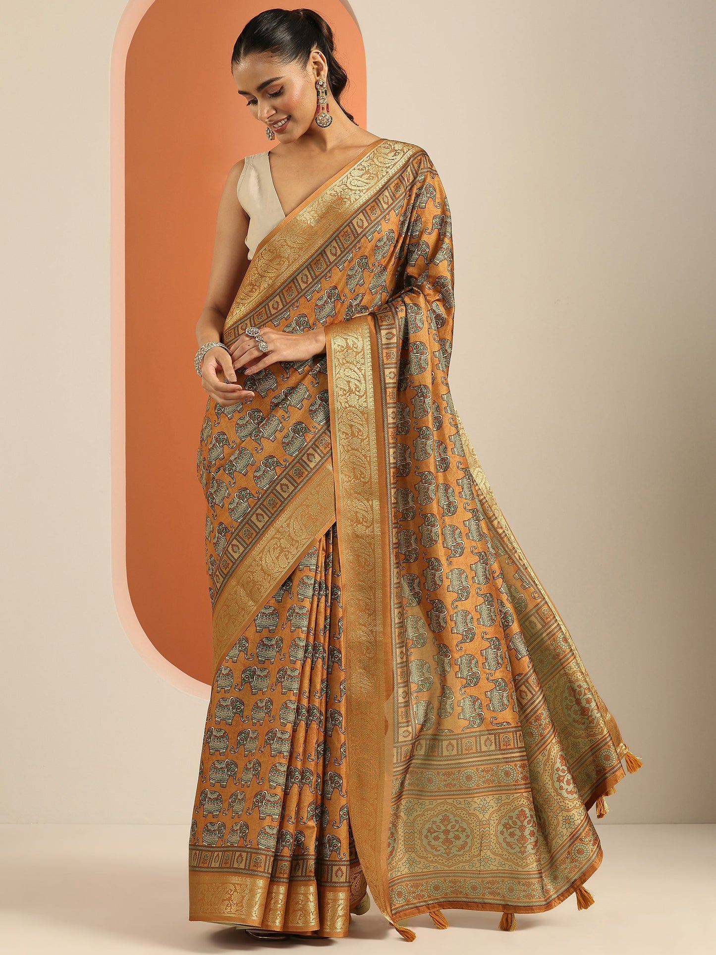 Mustard Printed Silk Blend Saree With Unstitched Blouse Piece