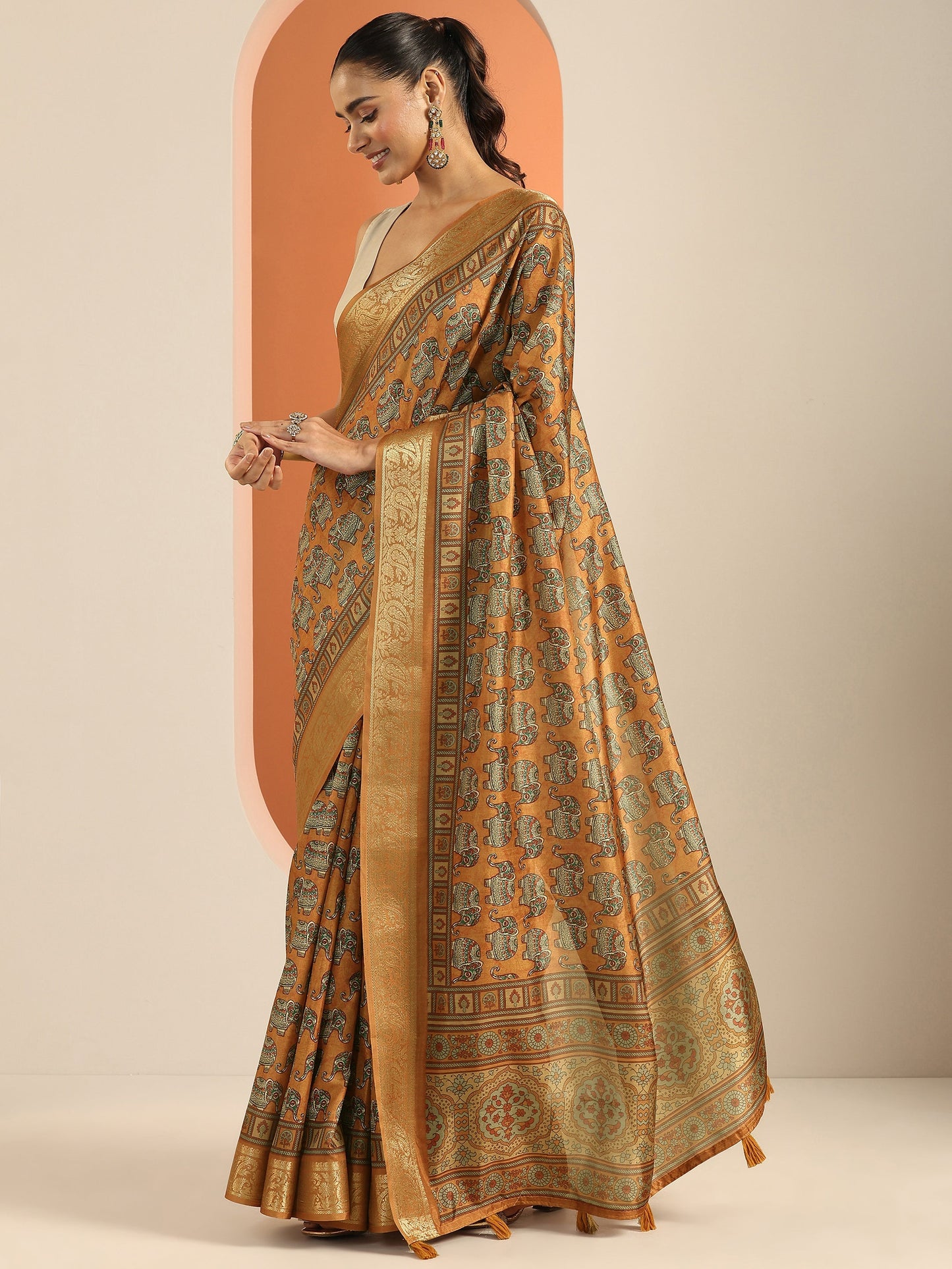 Mustard Printed Silk Blend Saree With Unstitched Blouse Piece