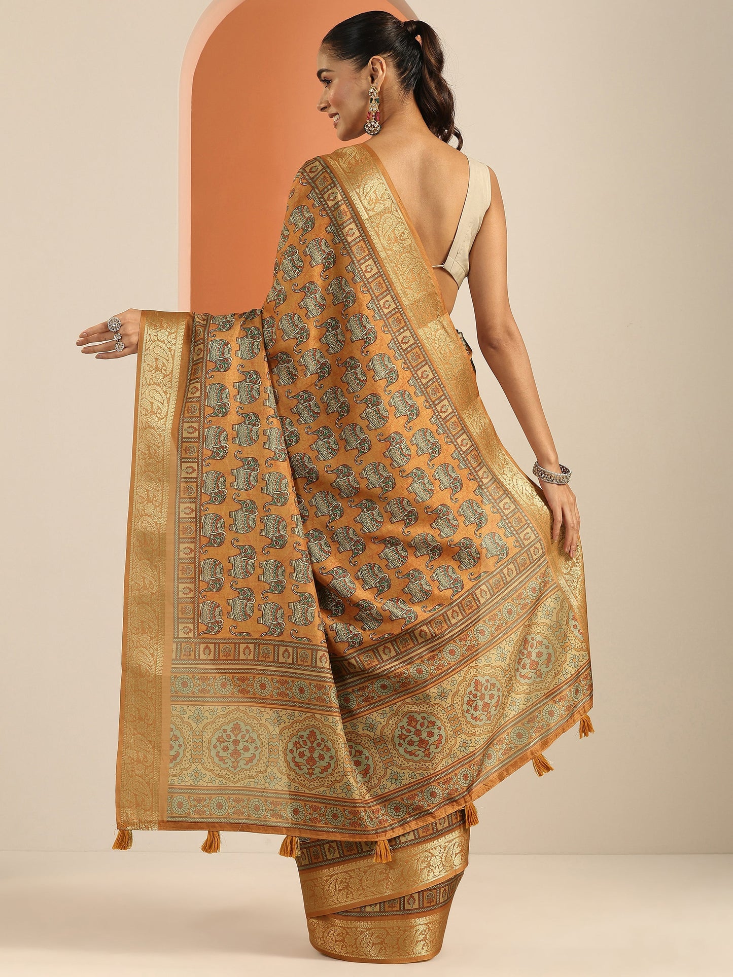 Mustard Printed Silk Blend Saree With Unstitched Blouse Piece