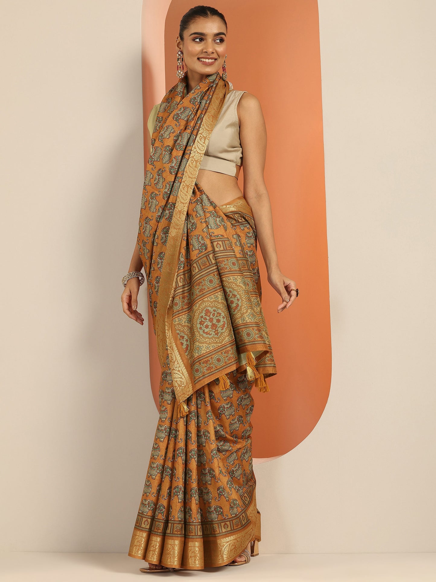 Mustard Printed Silk Blend Saree With Unstitched Blouse Piece