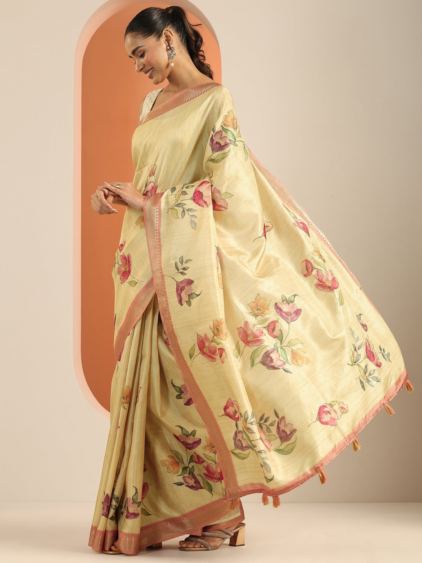 Beige Printed Silk Blend Saree With Unstitched Blouse Piece