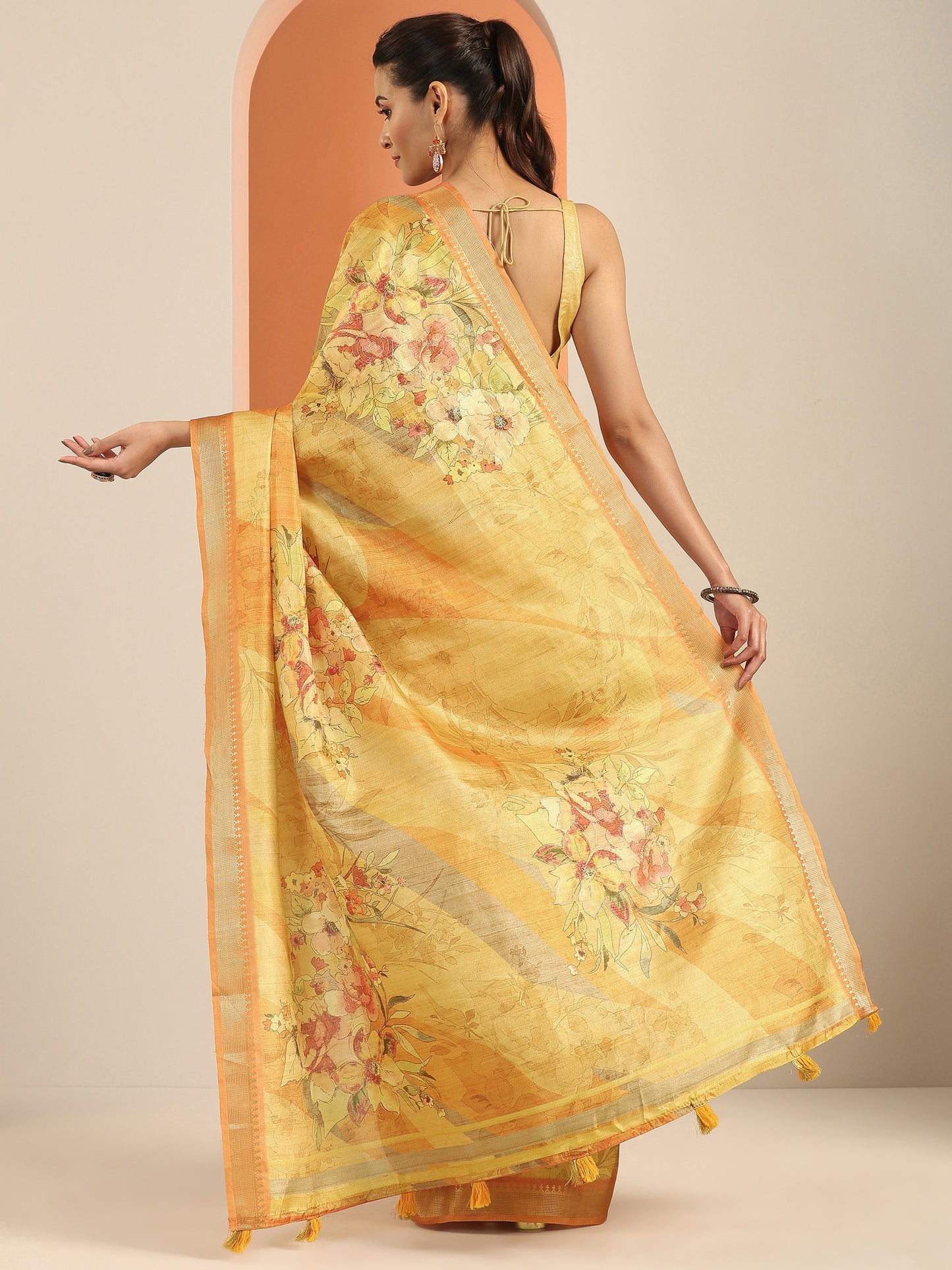 Mustard Printed Silk Blend Saree With Unstitched Blouse Piece