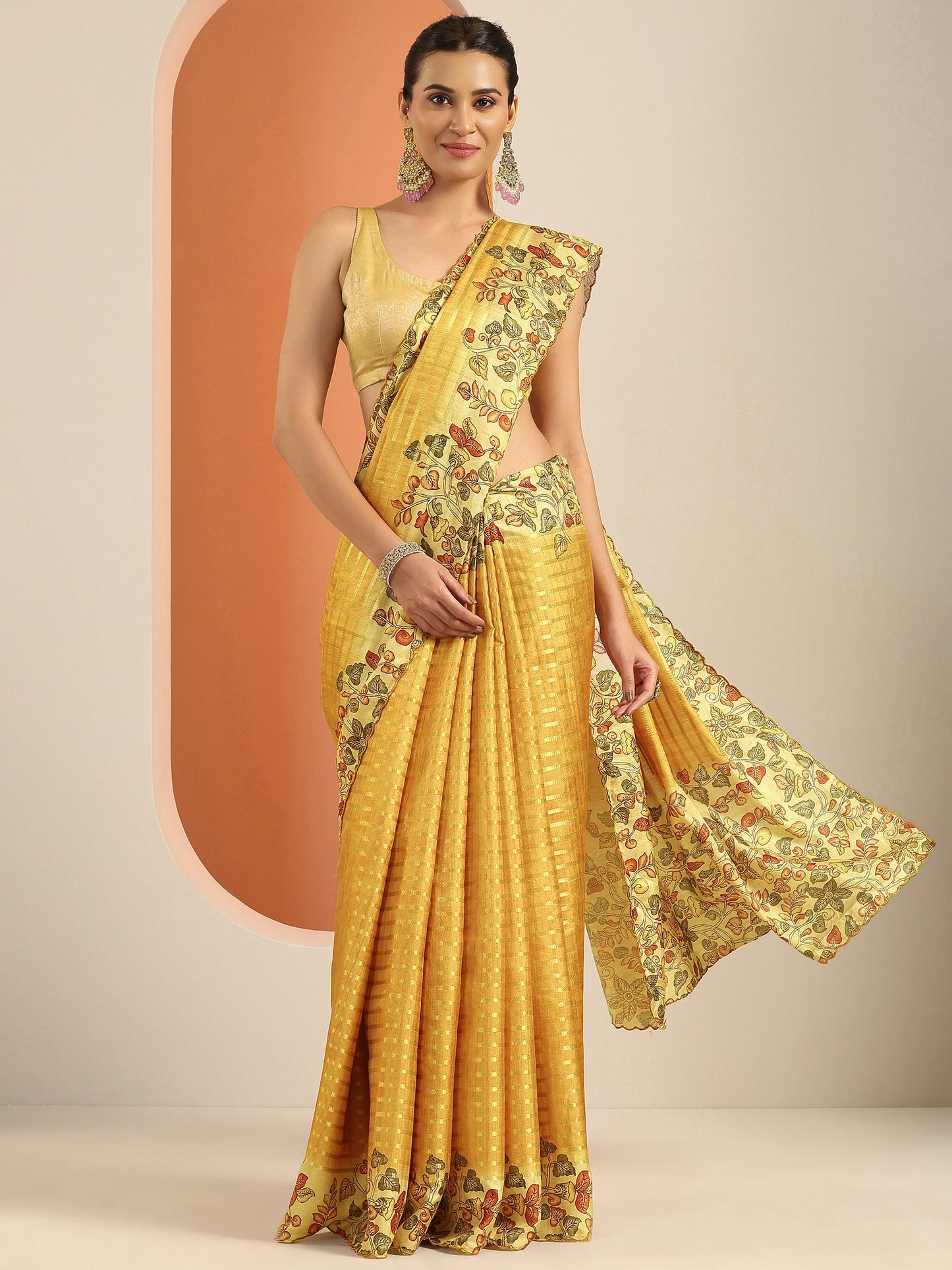 Mustard Printed Silk Blend Saree With Unstitched Blouse Piece