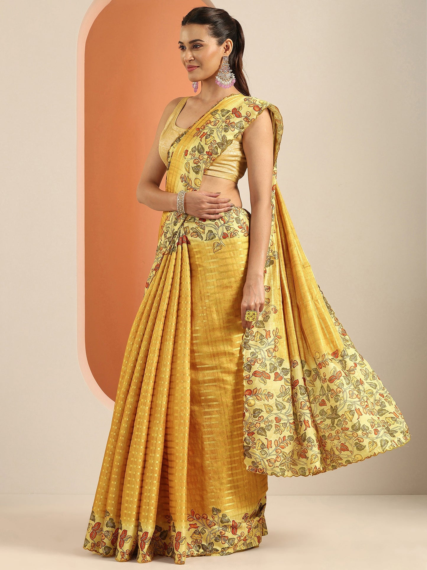 Mustard Printed Silk Blend Saree With Unstitched Blouse Piece