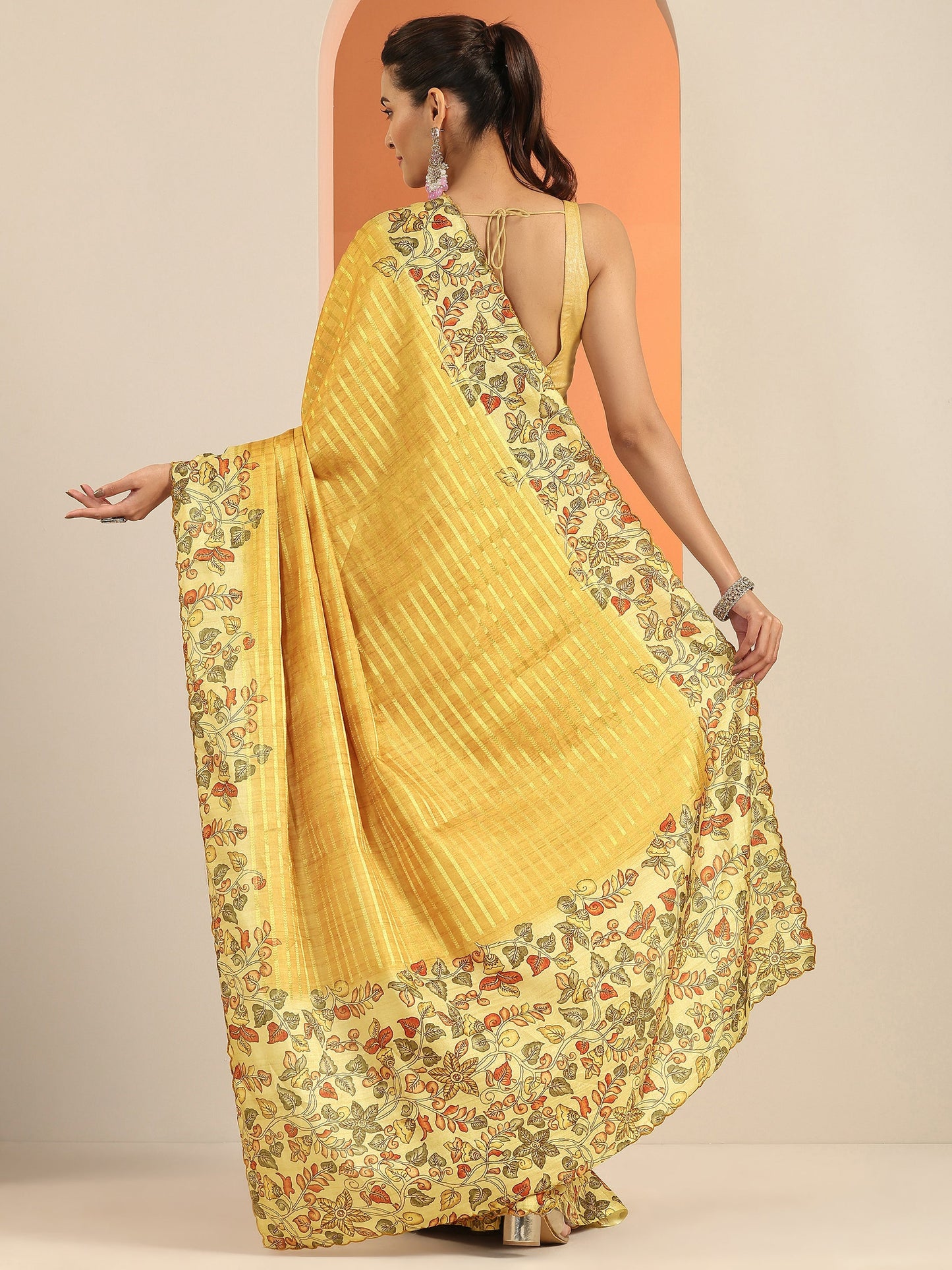 Mustard Printed Silk Blend Saree With Unstitched Blouse Piece