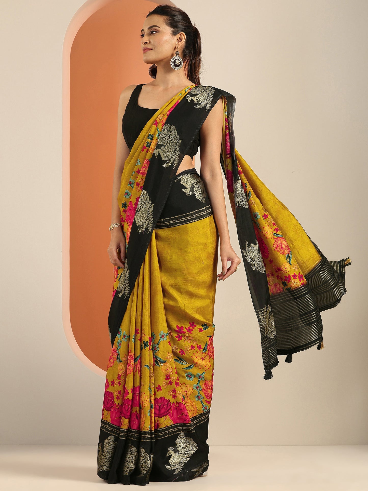 Mustard Printed Silk Blend Saree With Unstitched Blouse Piece