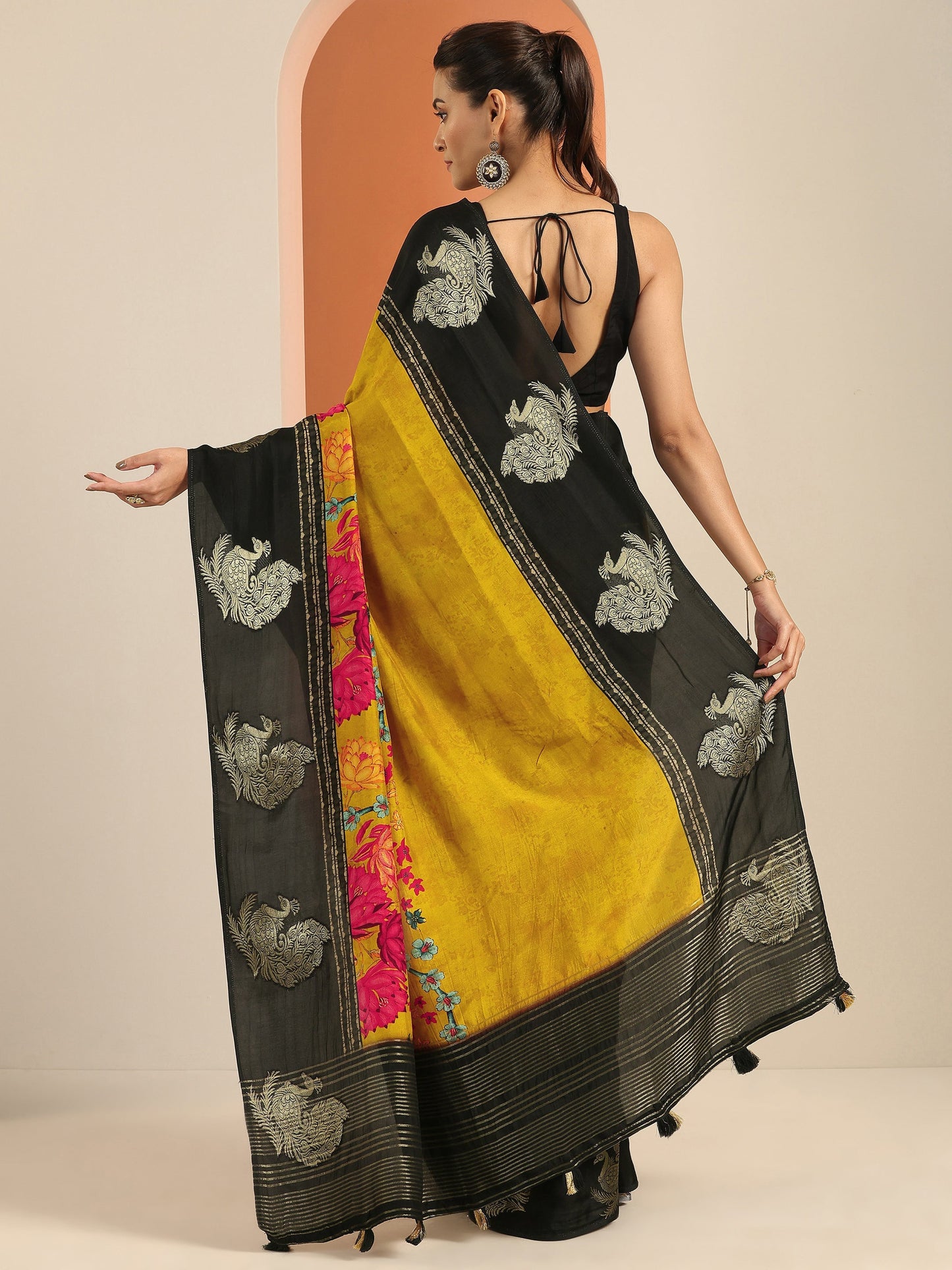 Mustard Printed Silk Blend Saree With Unstitched Blouse Piece