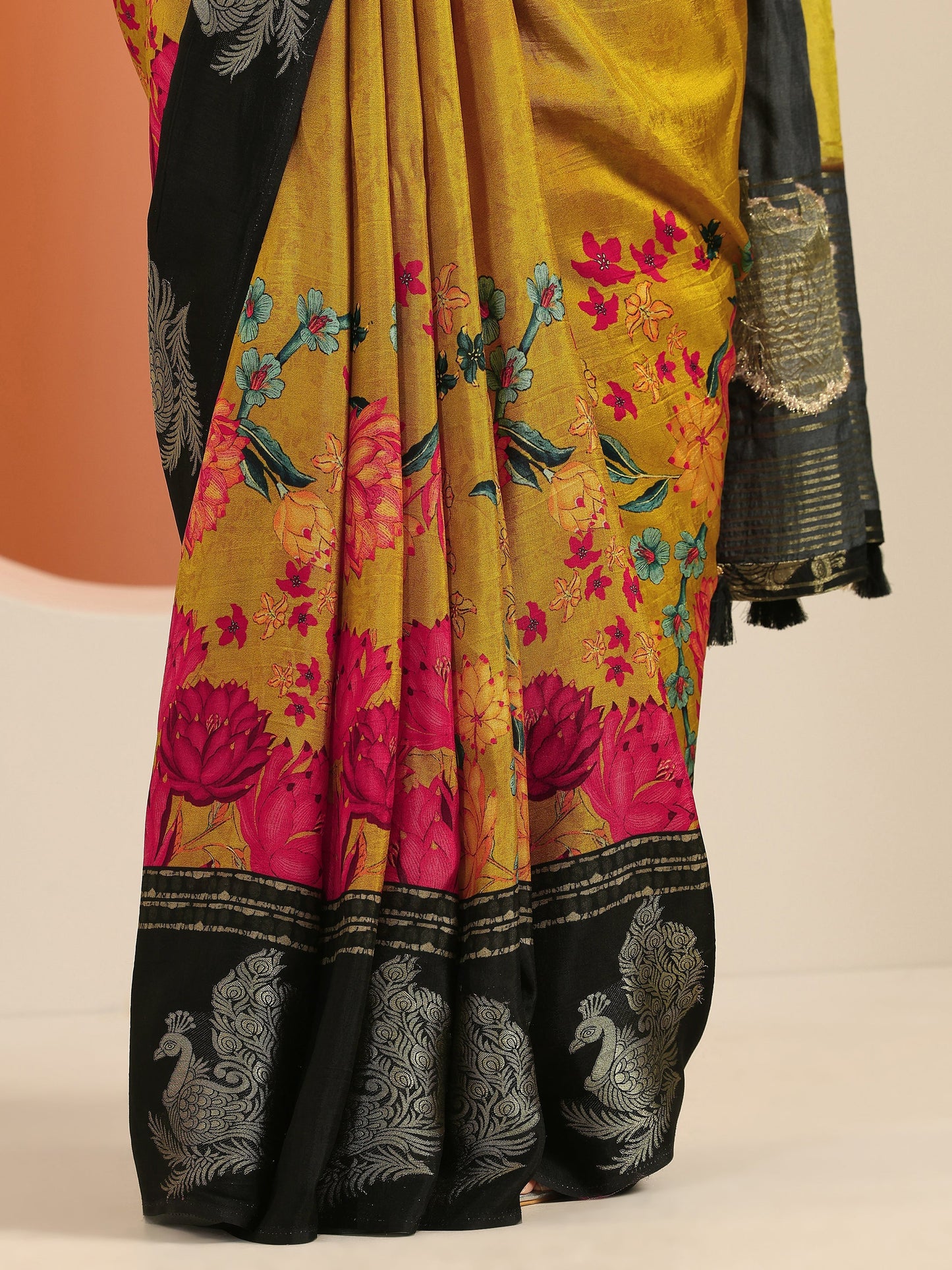 Mustard Printed Silk Blend Saree With Unstitched Blouse Piece