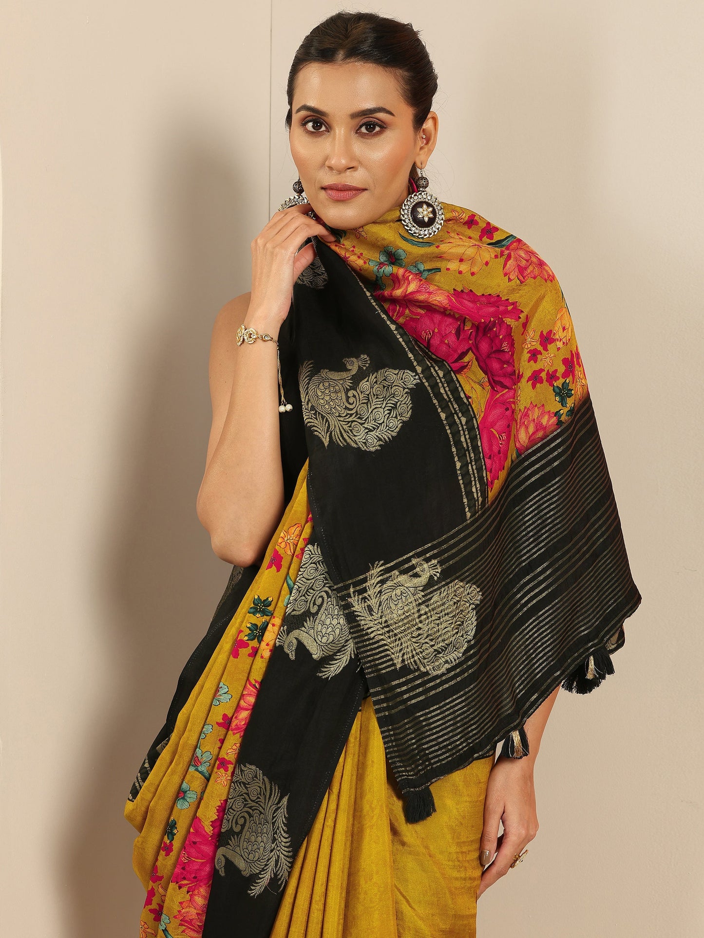 Mustard Printed Silk Blend Saree With Unstitched Blouse Piece