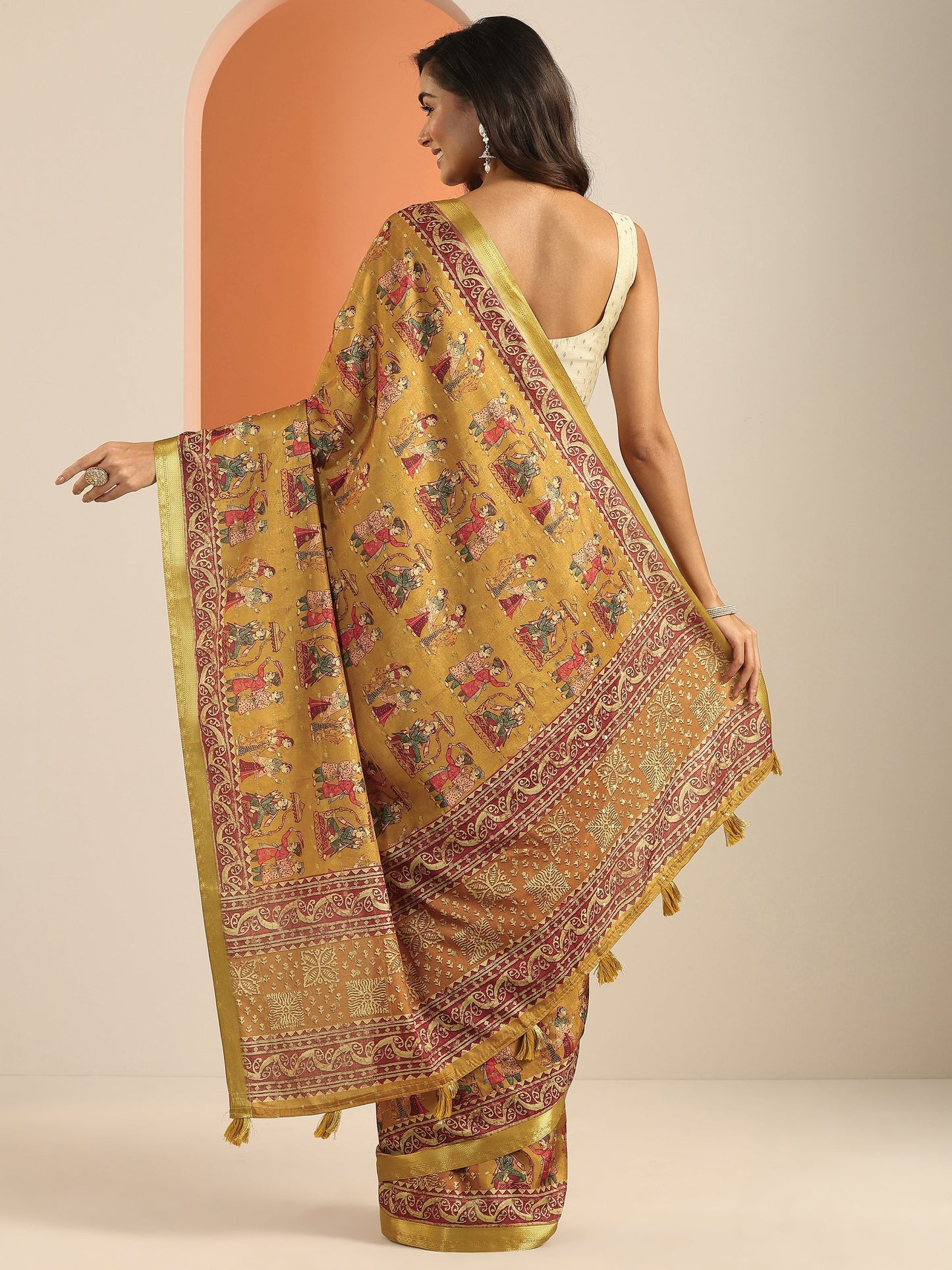 Mustard Printed Silk Blend Saree With Unstitched Blouse Piece