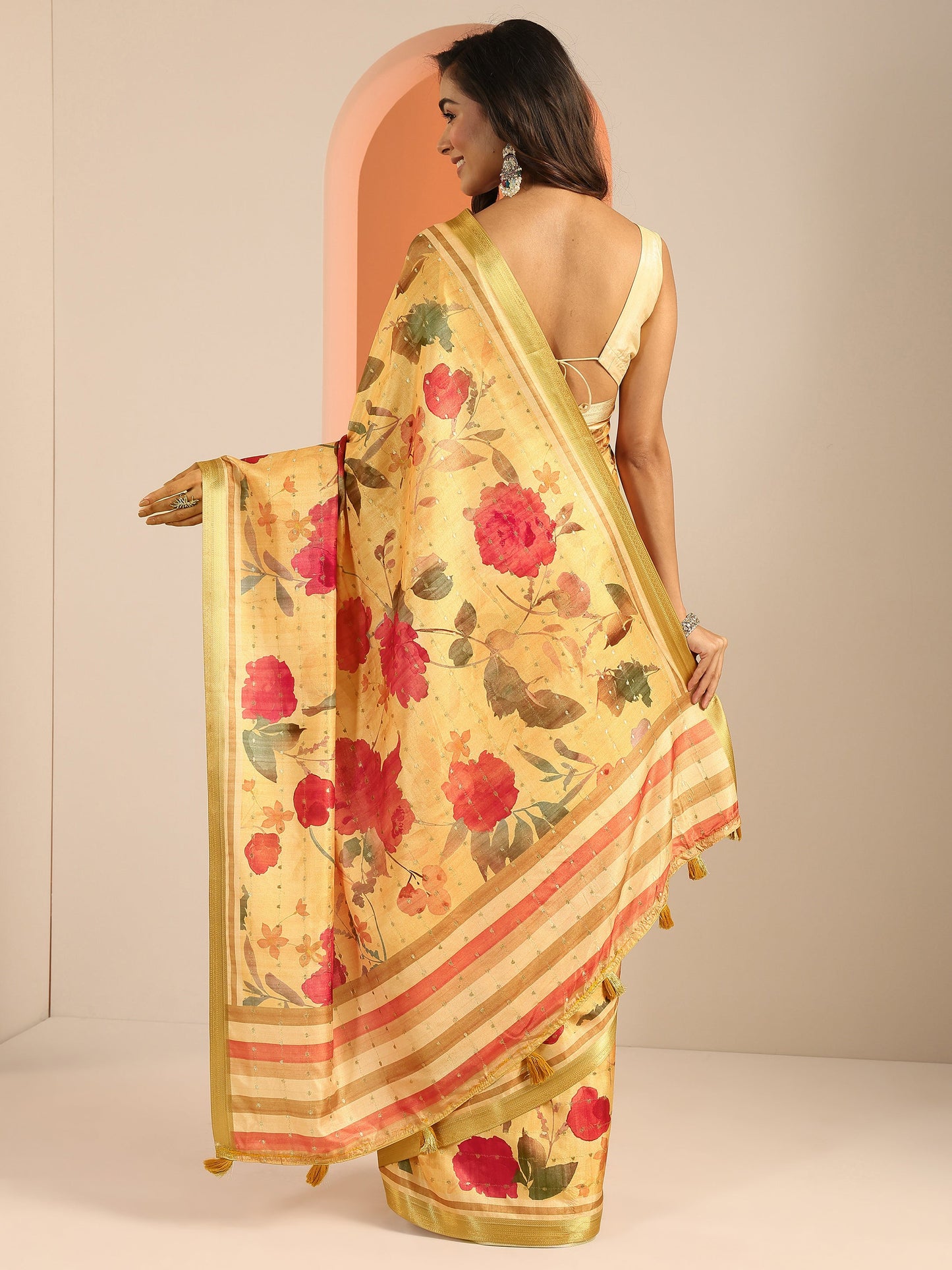 Mustard Printed Silk Blend Saree With Unstitched Blouse Piece