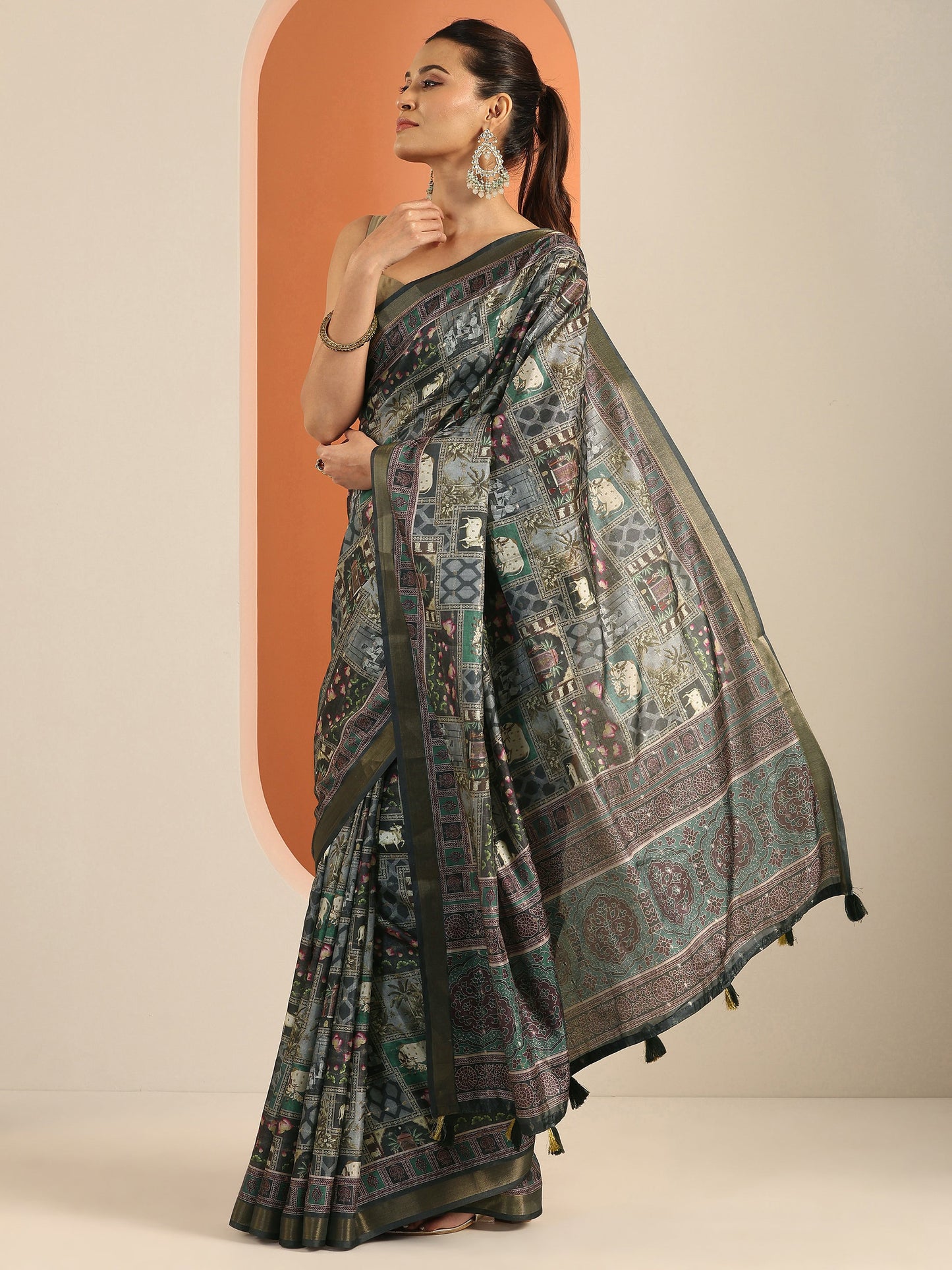 Grey Printed Silk Blend Saree With Unstitched Blouse Piece