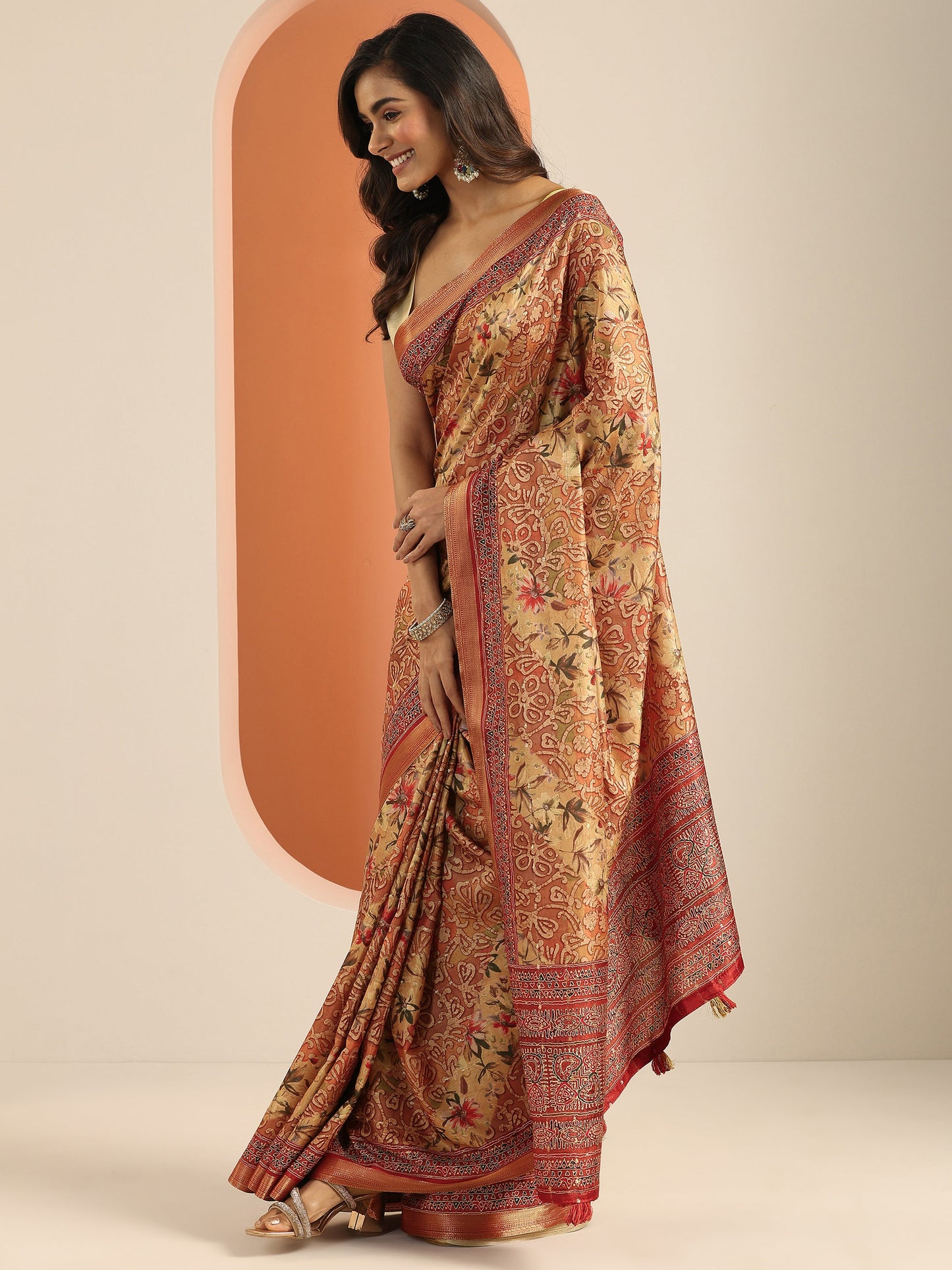 Orange Printed Silk Blend Saree With Unstitched Blouse Piece