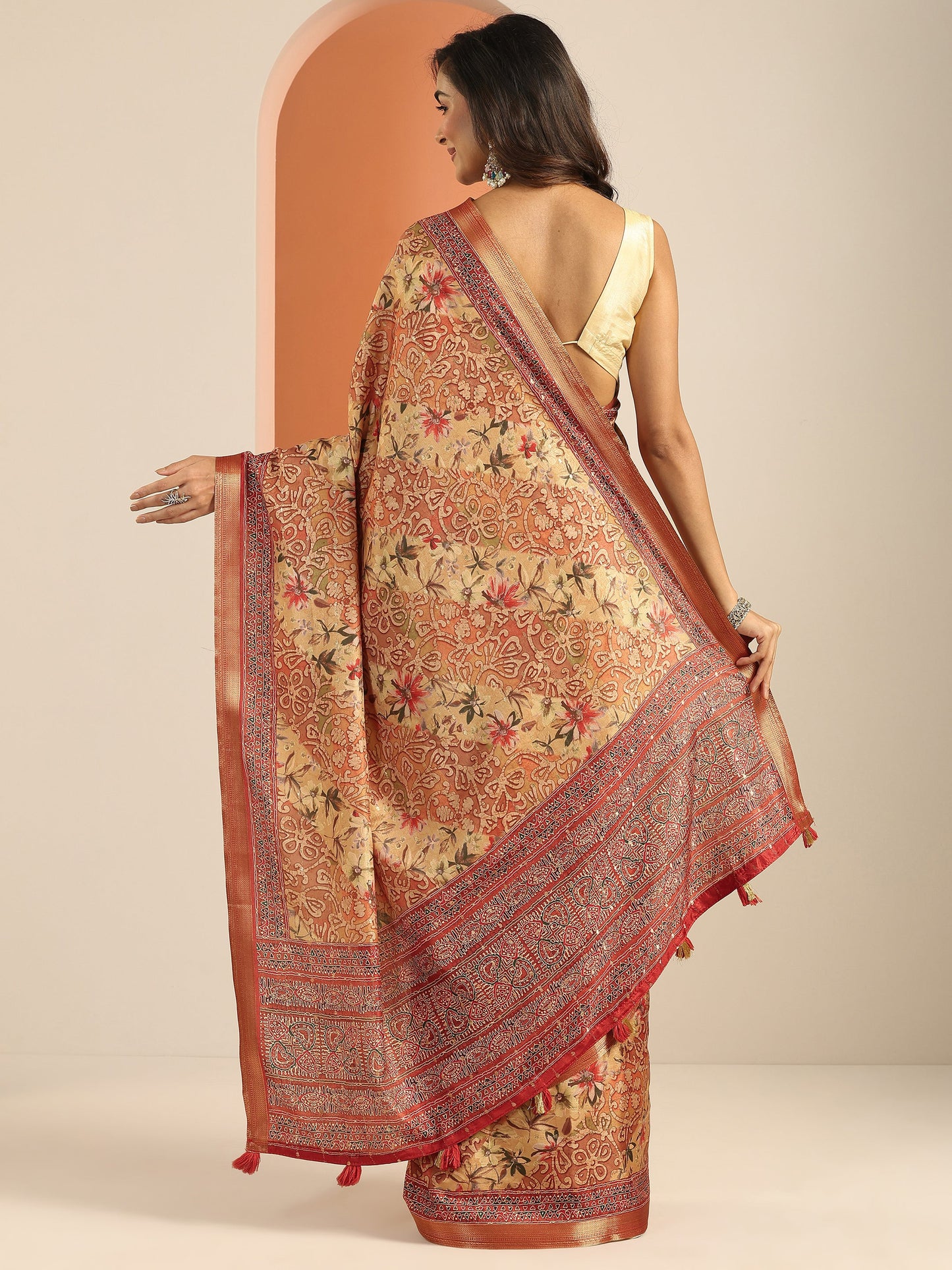 Orange Printed Silk Blend Saree With Unstitched Blouse Piece