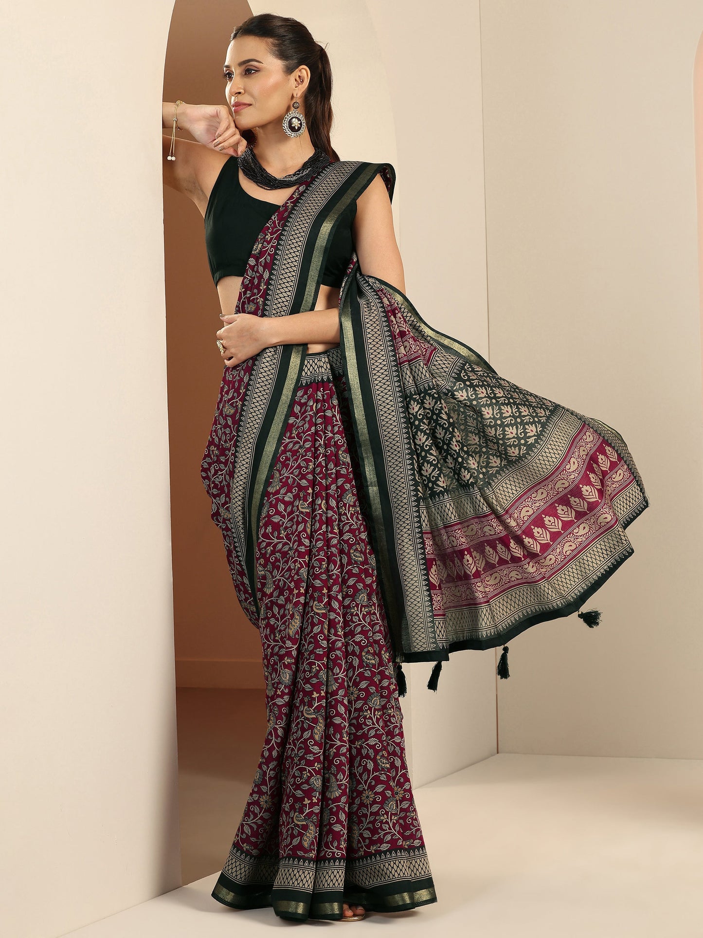 Maroon Printed Silk Blend Saree With Unstitched Blouse Piece