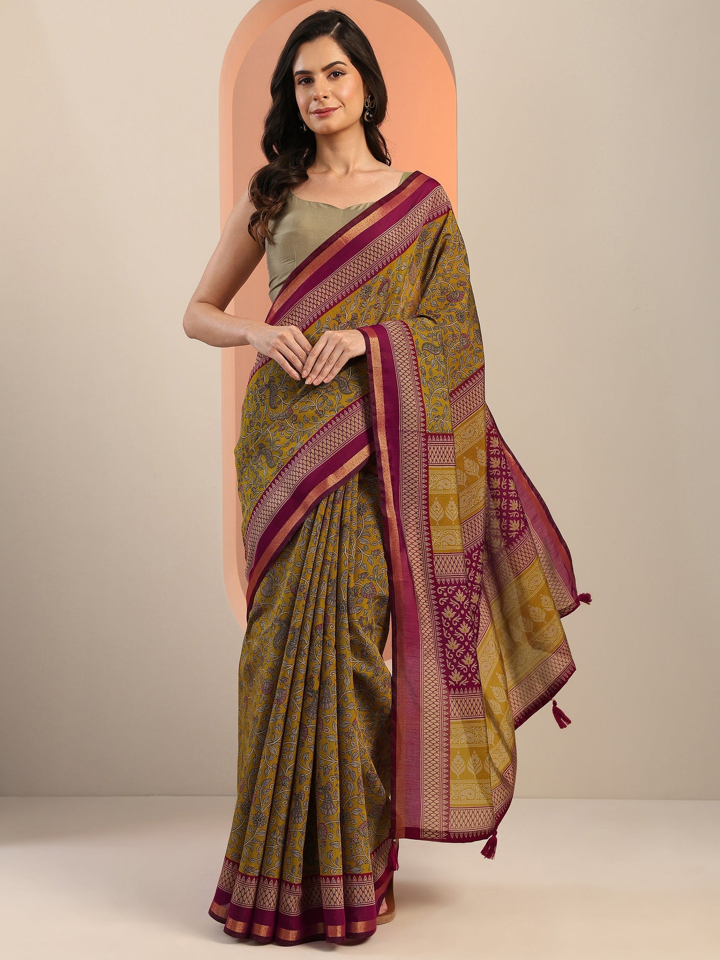 Mustard Printed Silk Blend Saree With Unstitched Blouse Piece