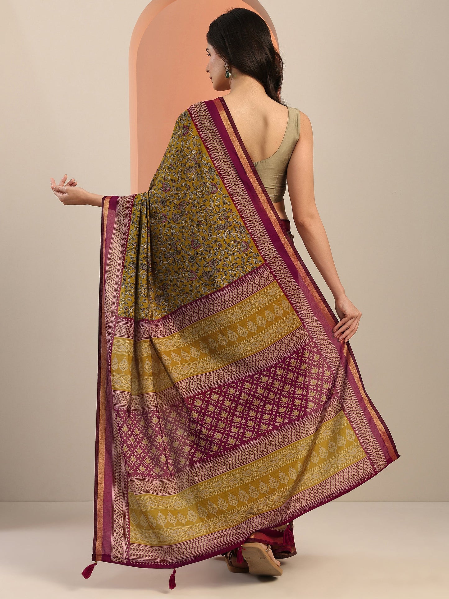 Mustard Printed Silk Blend Saree With Unstitched Blouse Piece