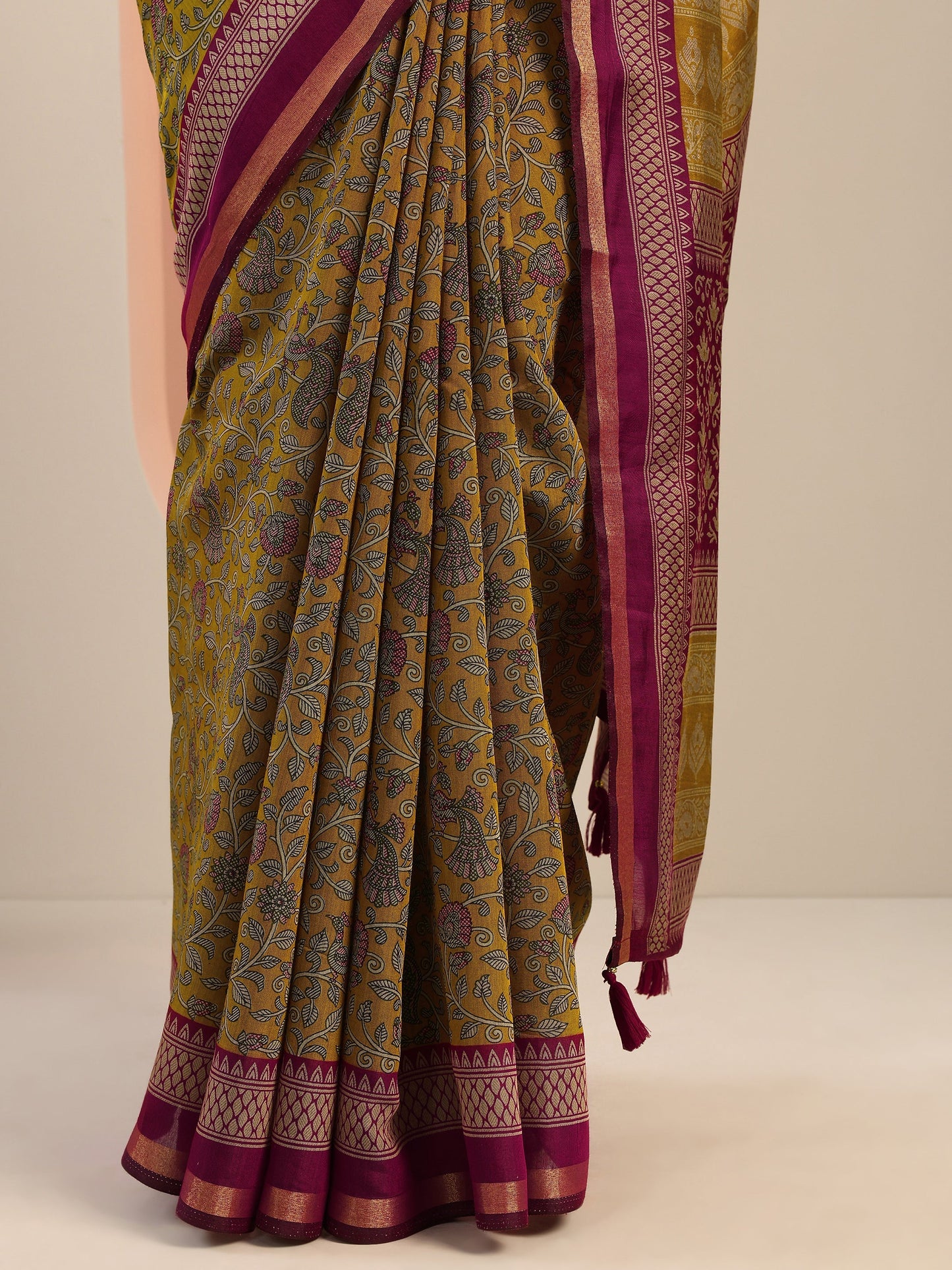 Mustard Printed Silk Blend Saree With Unstitched Blouse Piece