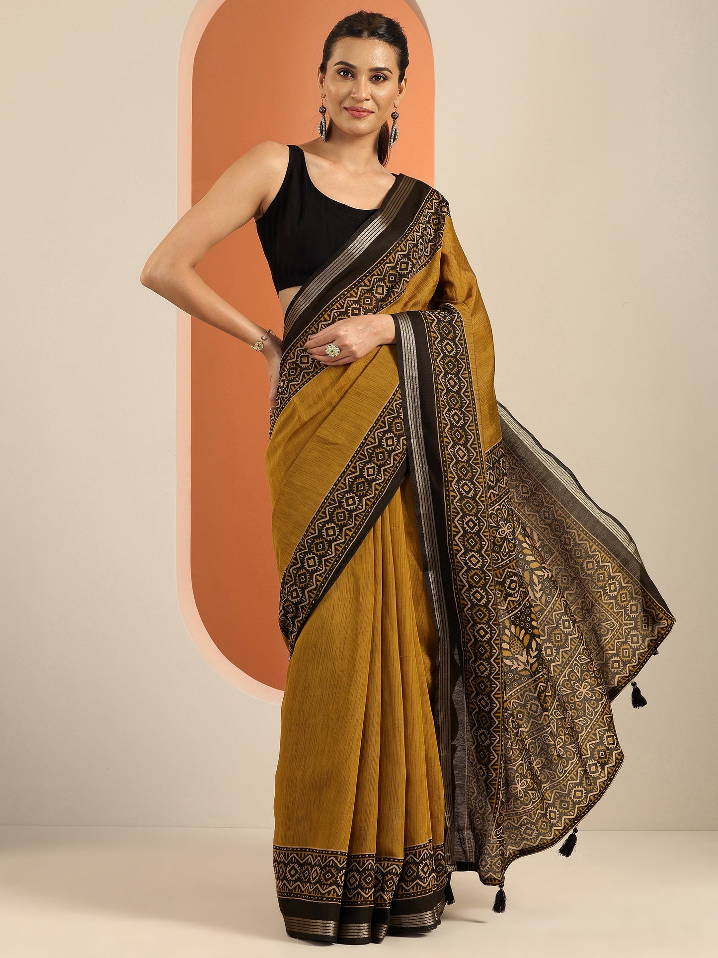 Mustard Printed Silk Blend Saree With Unstitched Blouse Piece