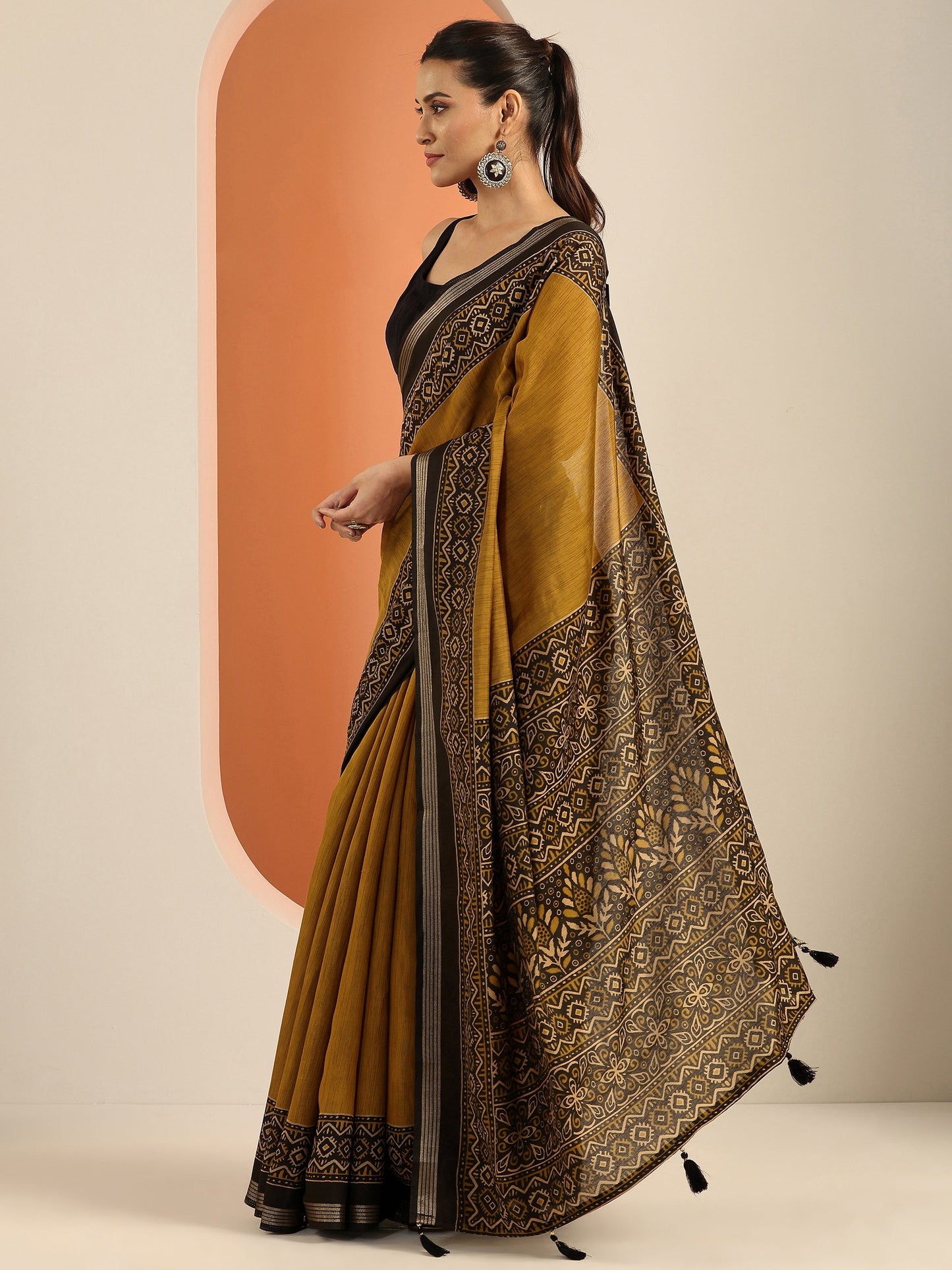 Mustard Printed Silk Blend Saree With Unstitched Blouse Piece