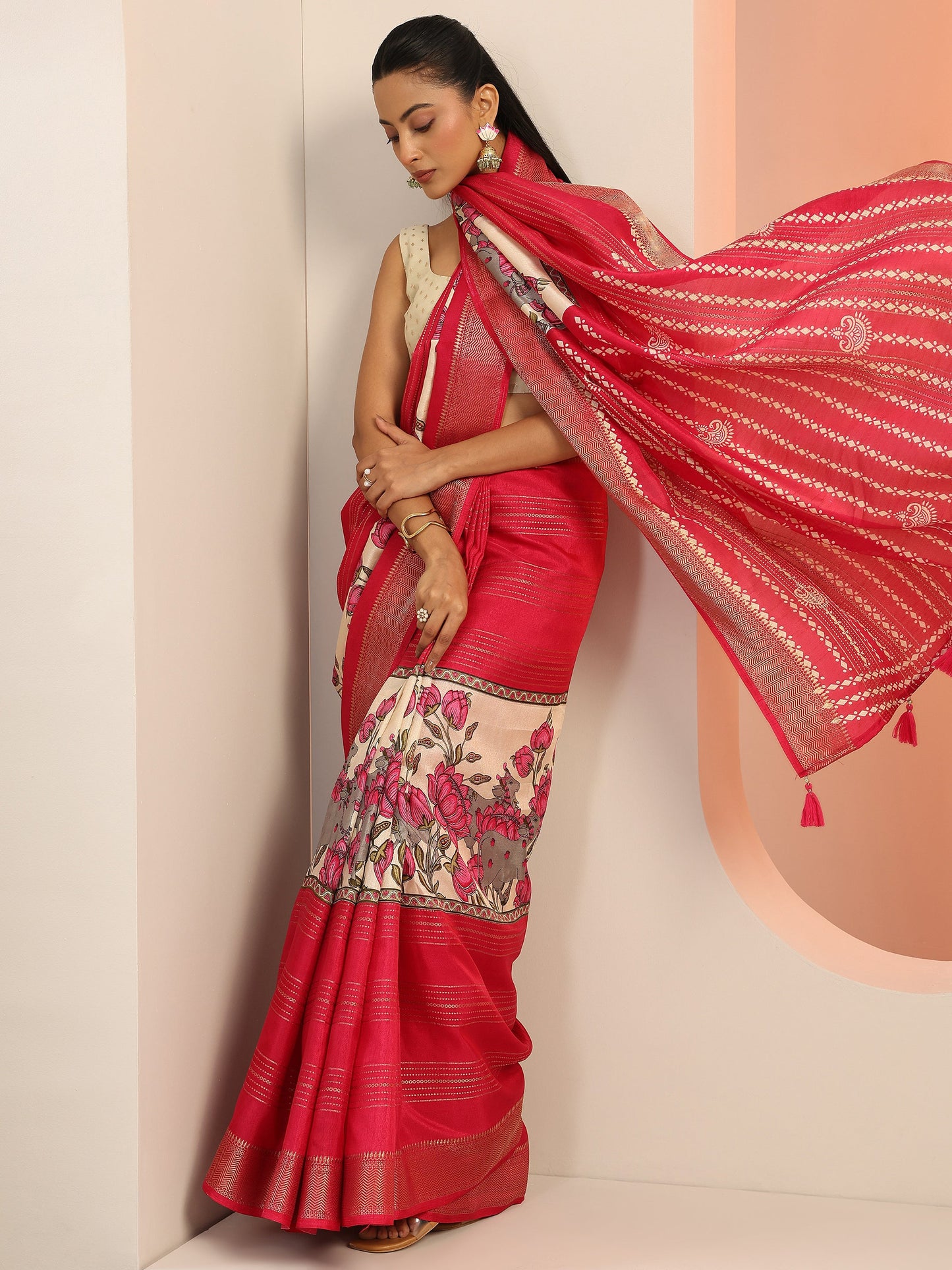 Pink Printed Silk Blend Saree With Unstitched Blouse Piece