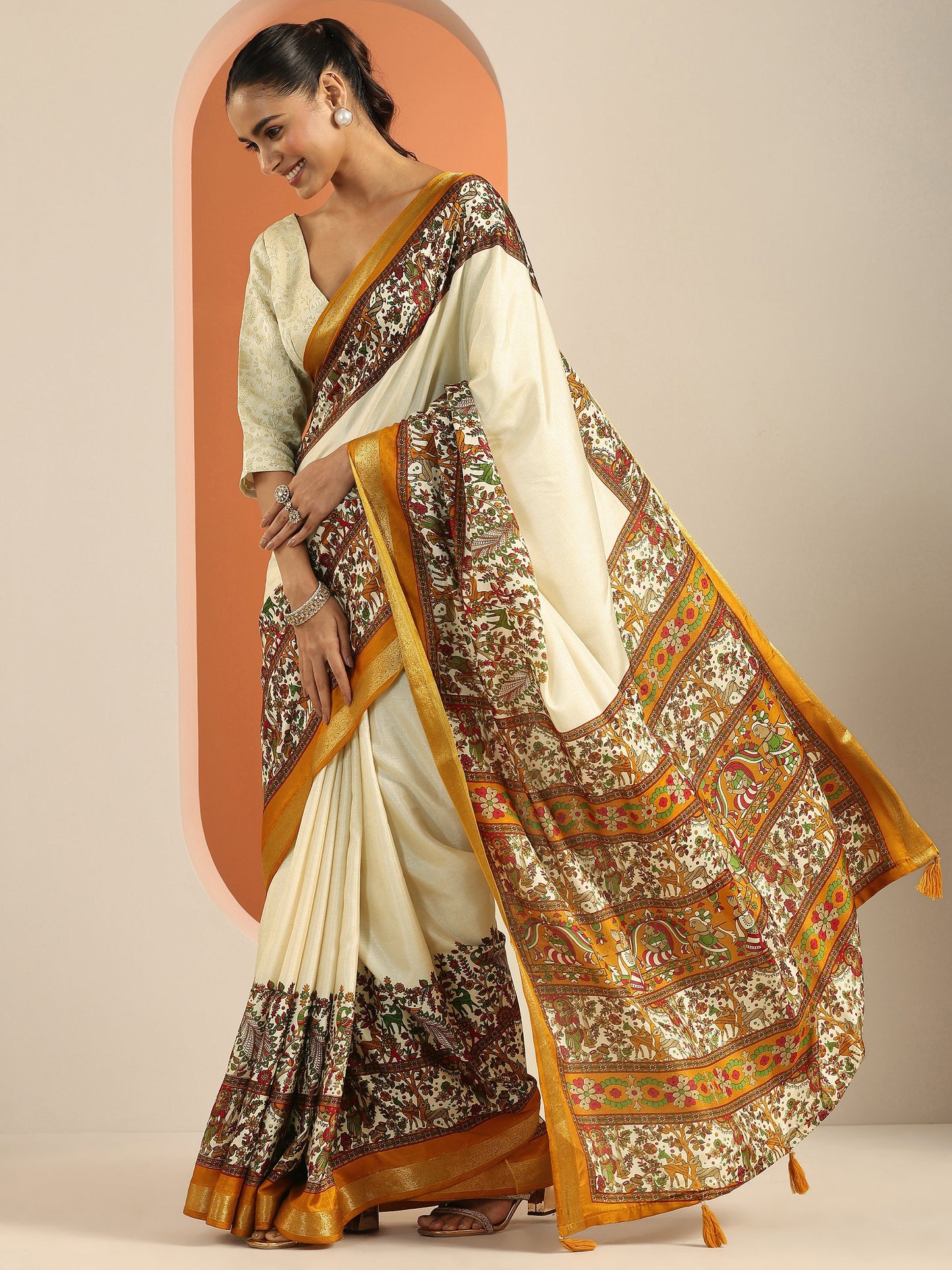 Beige Solid Georgette Saree With Unstitched Blouse Piece