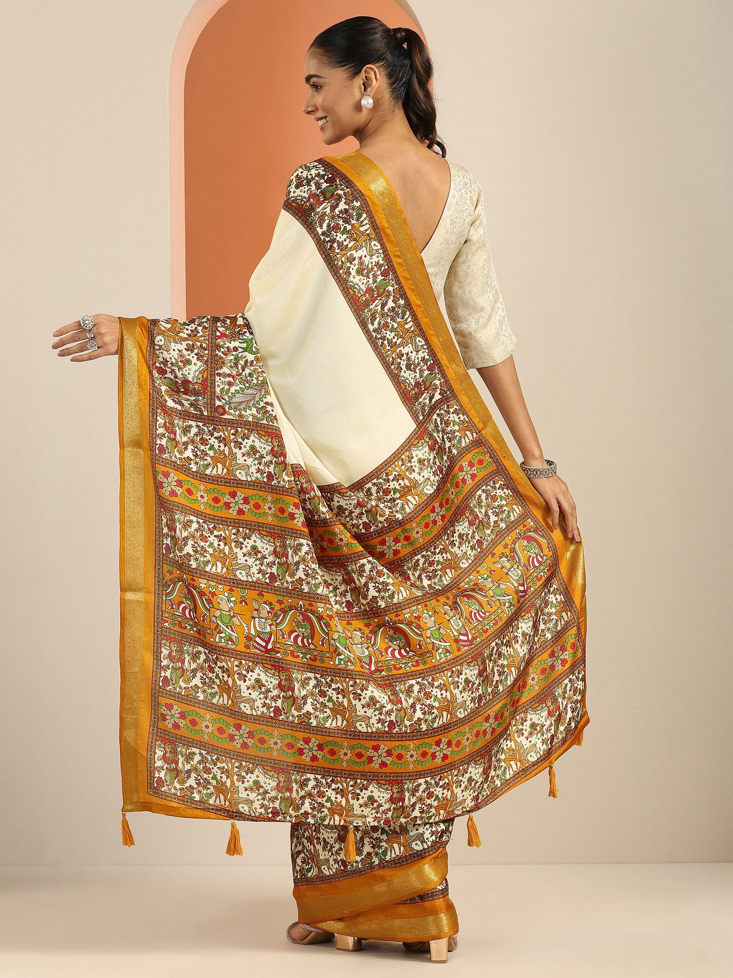 Beige Solid Georgette Saree With Unstitched Blouse Piece