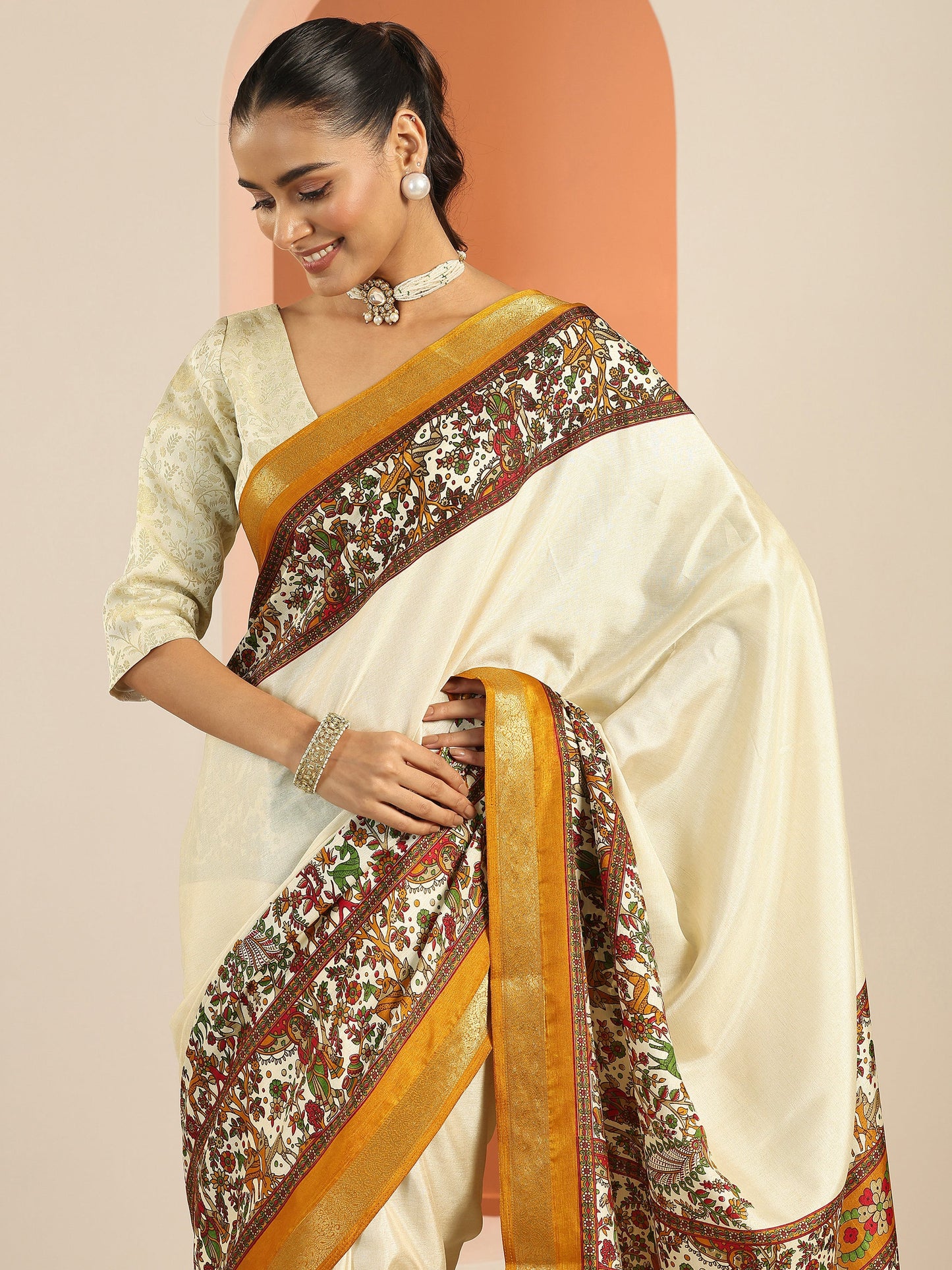 Beige Solid Georgette Saree With Unstitched Blouse Piece