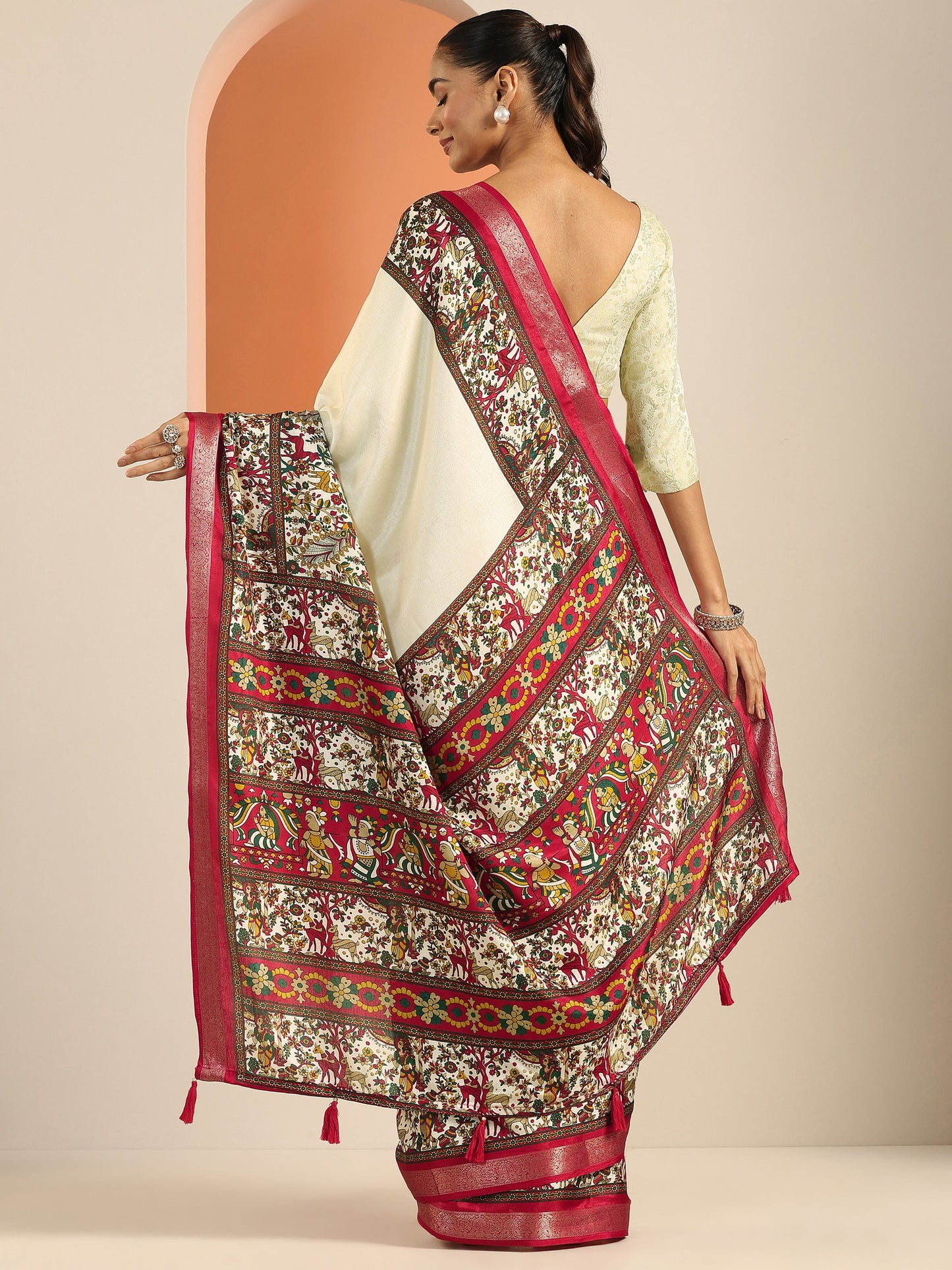 Beige Solid Georgette Saree With Unstitched Blouse Piece