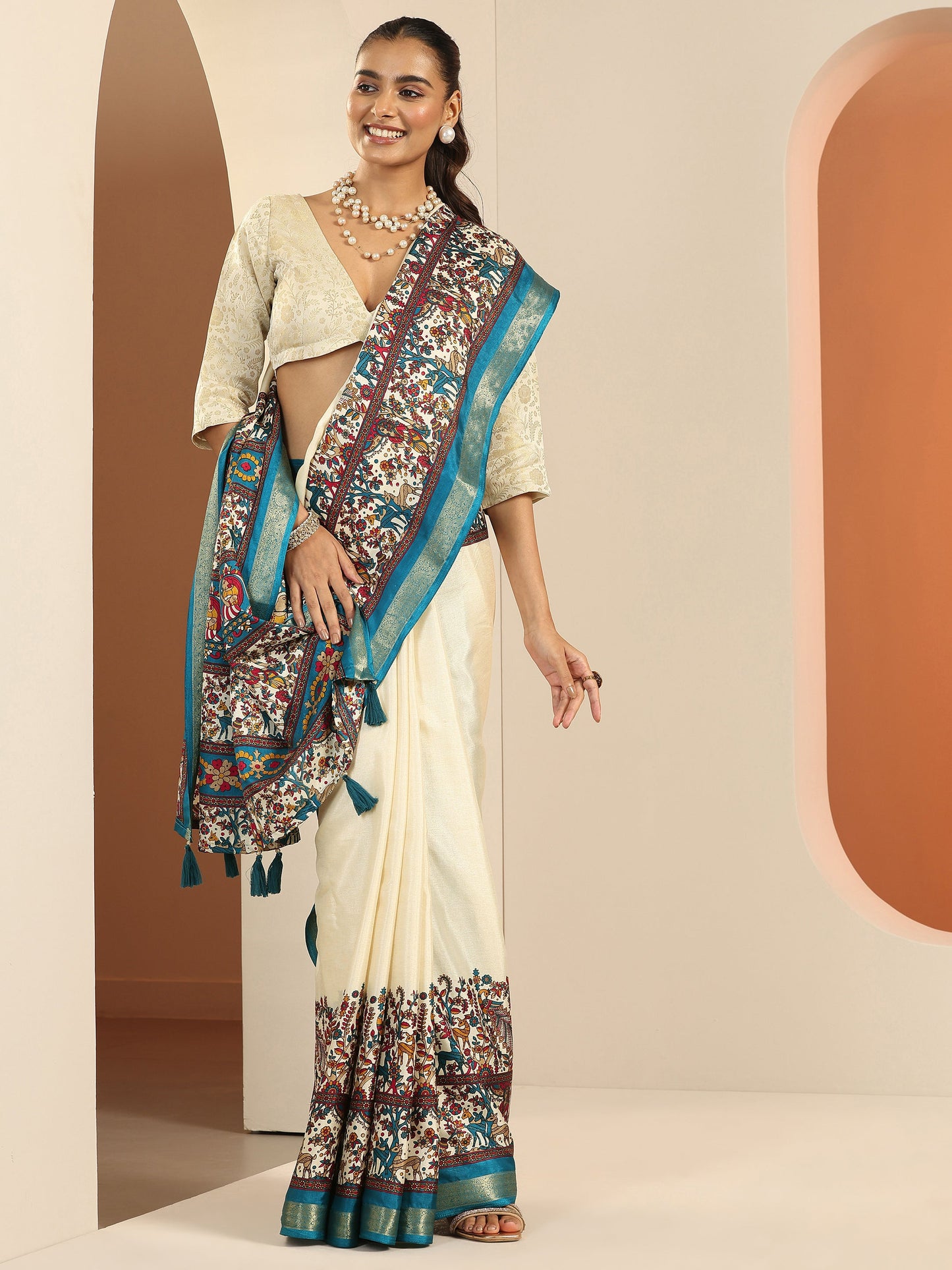 Beige Solid Georgette Saree With Unstitched Blouse Piece