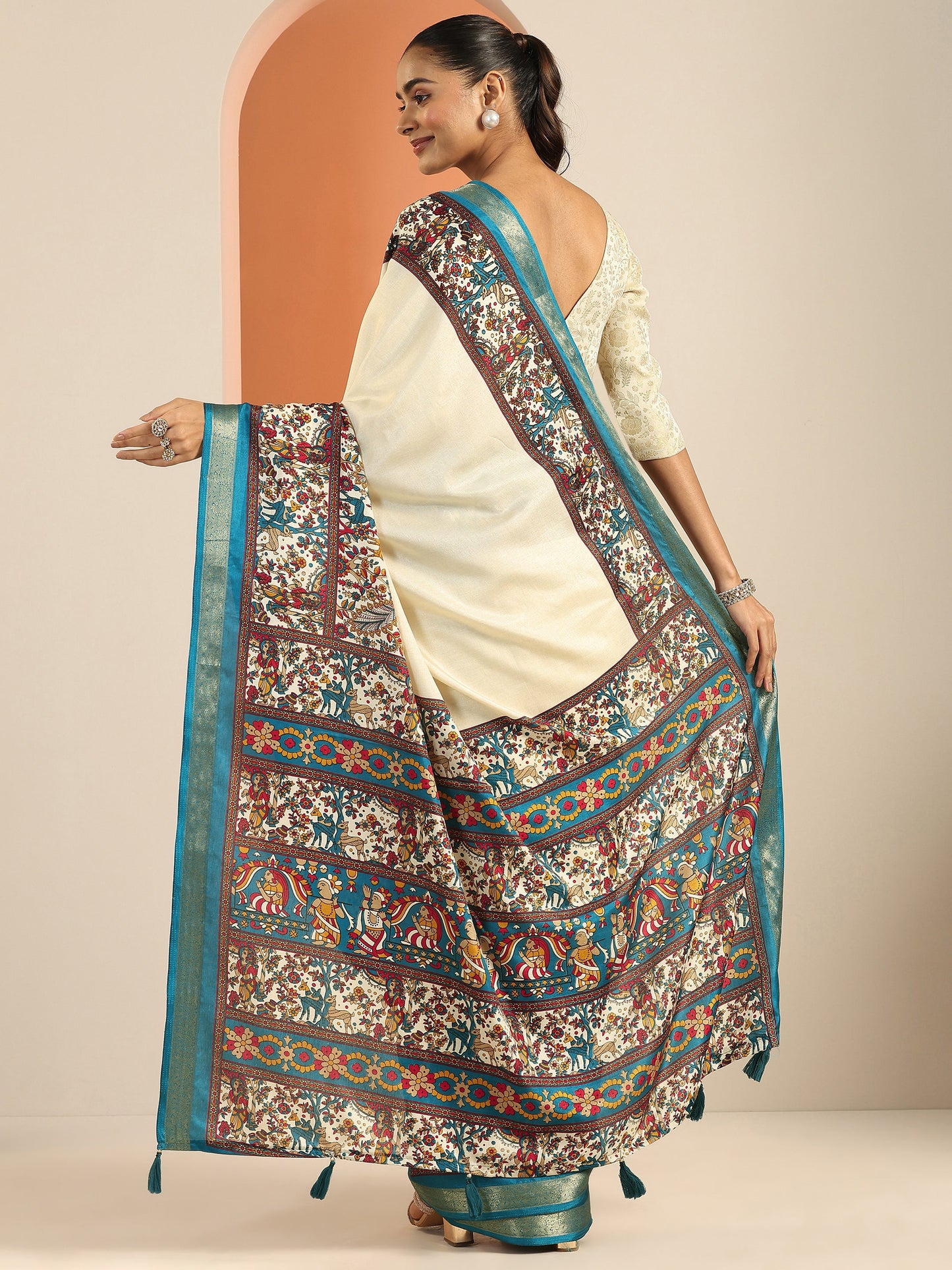 Beige Solid Georgette Saree With Unstitched Blouse Piece