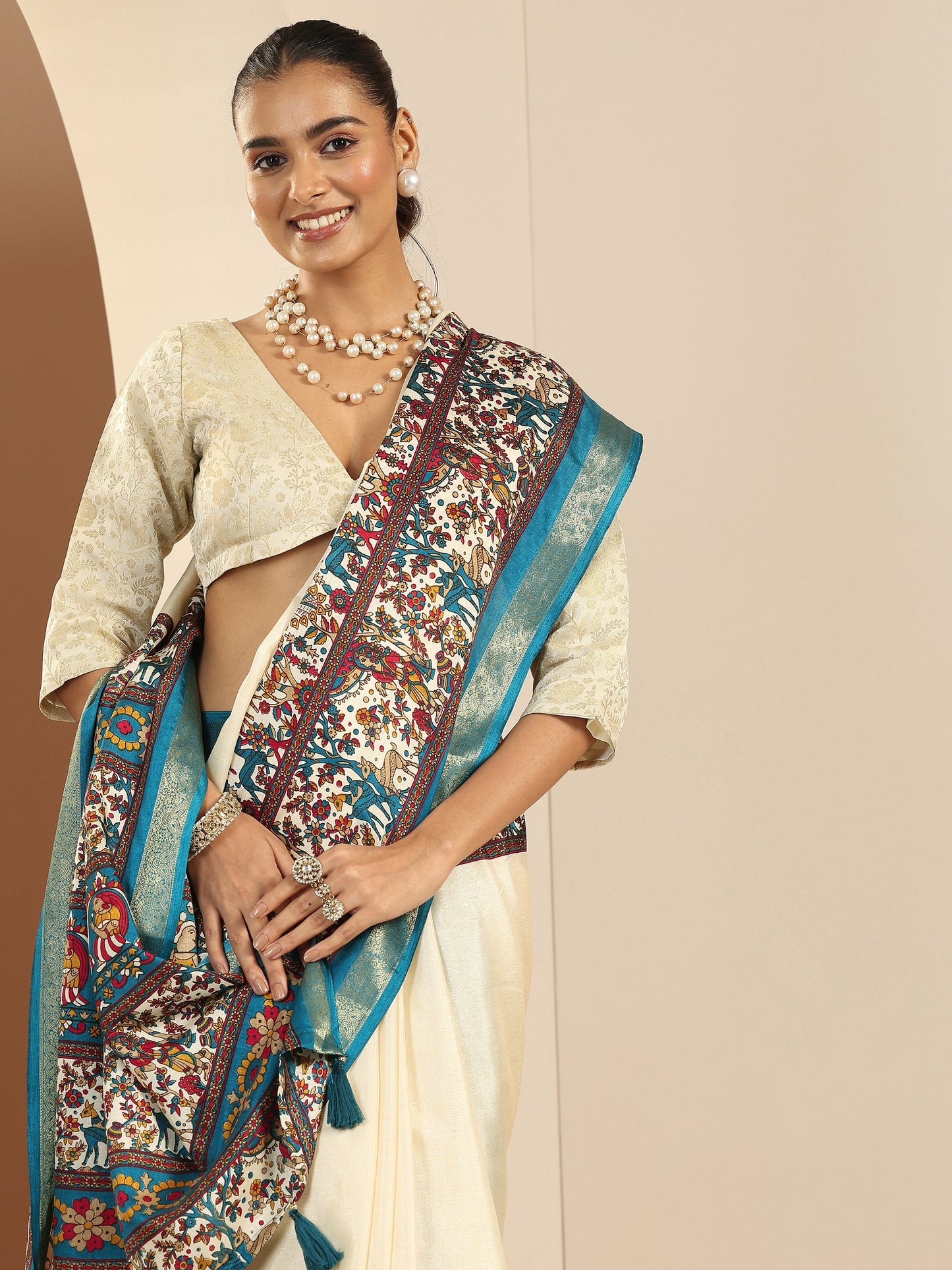 Beige Solid Georgette Saree With Unstitched Blouse Piece