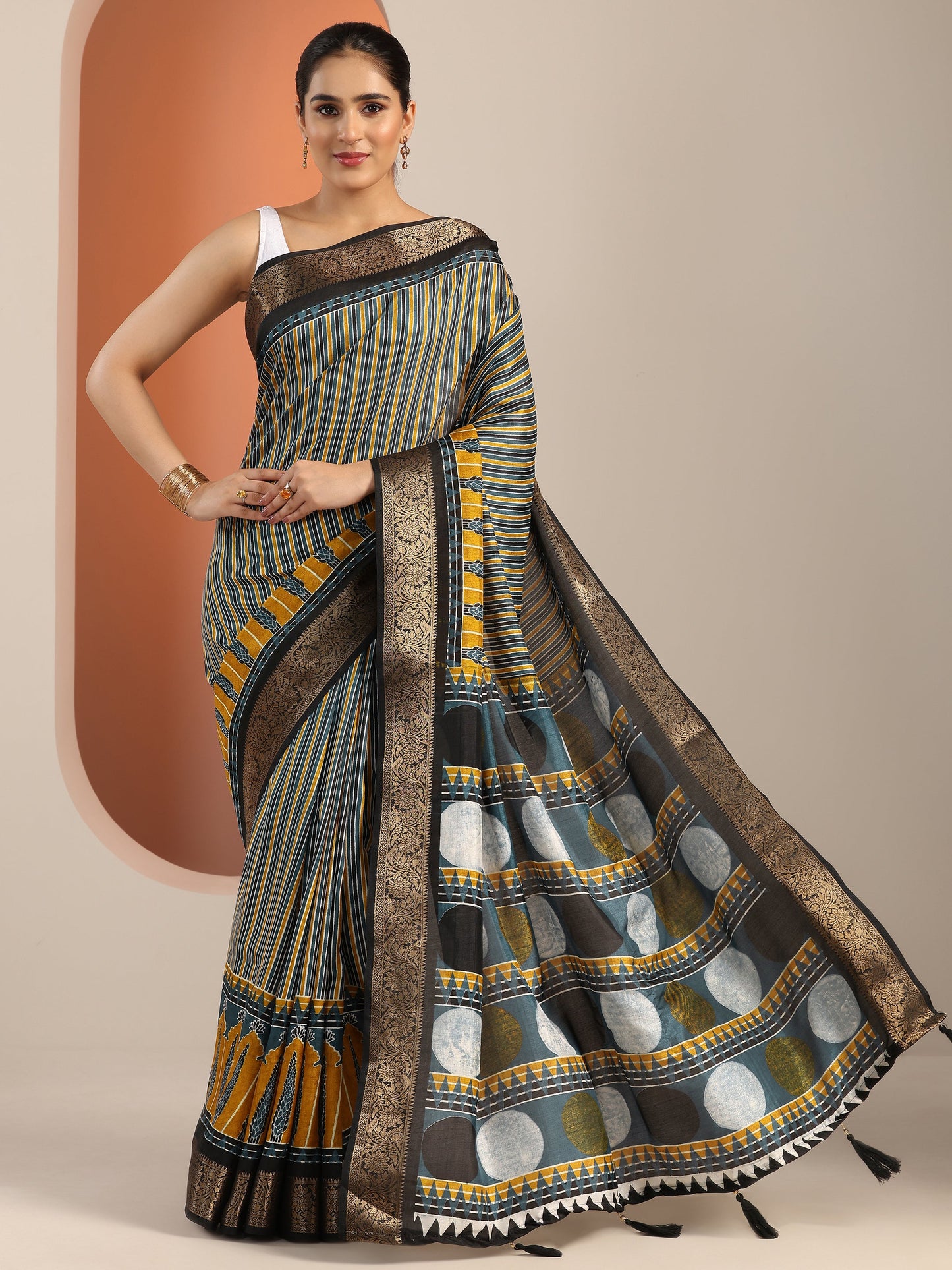 Mustard Printed Silk Blend Saree With Unstitched Blouse Piece
