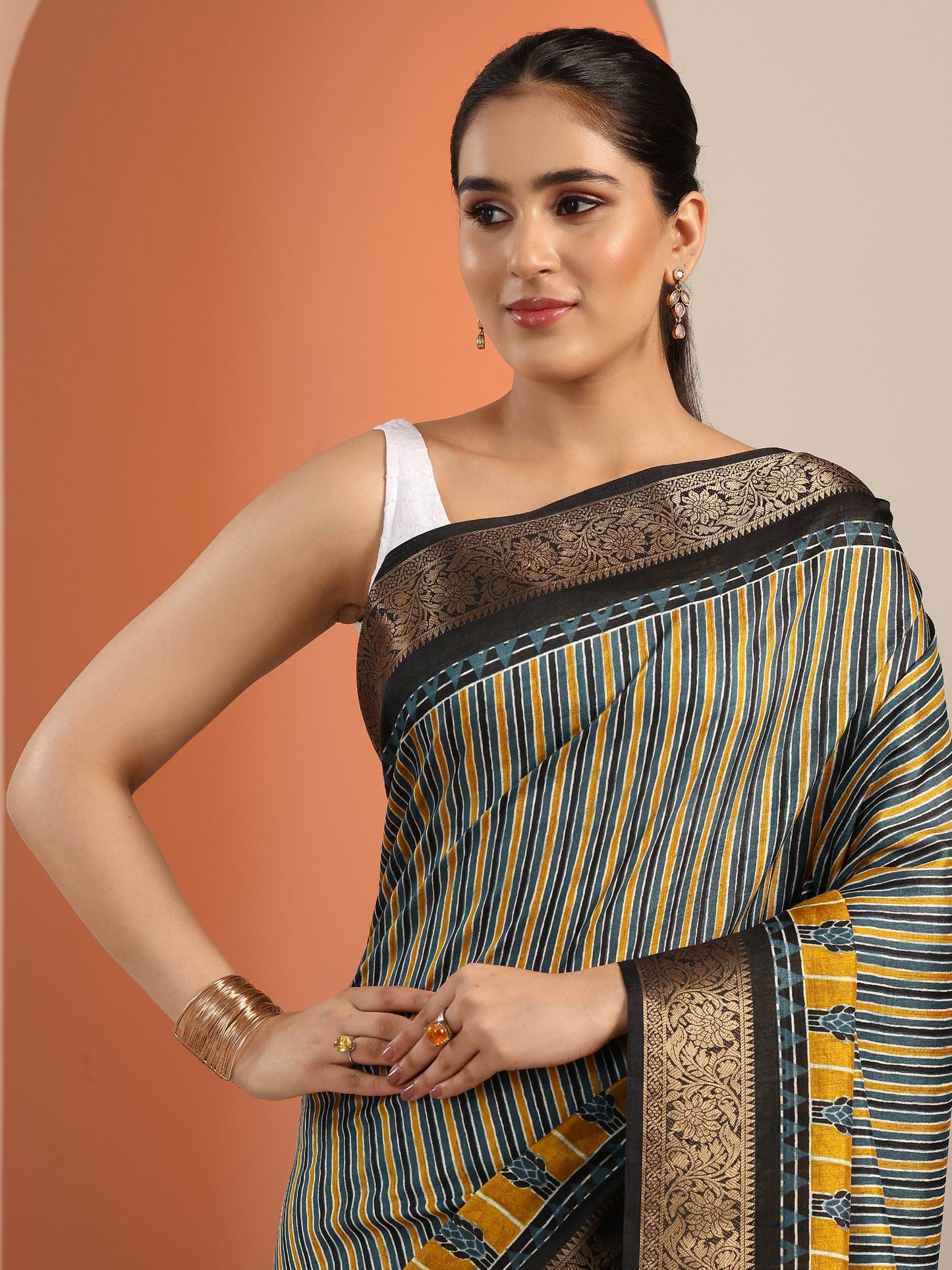 Mustard Printed Silk Blend Saree With Unstitched Blouse Piece
