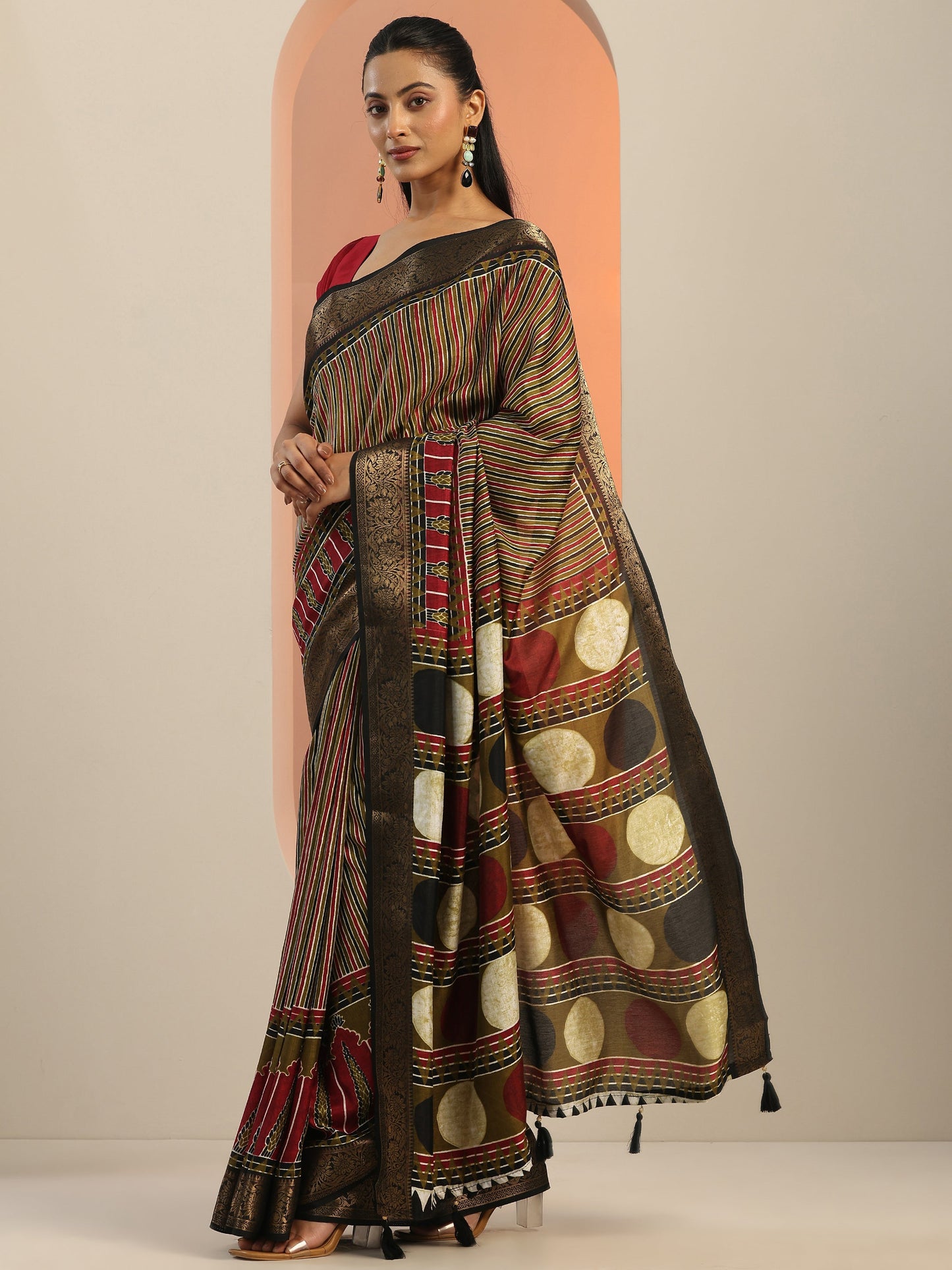 Olive Printed Silk Blend Saree With Unstitched Blouse Piece