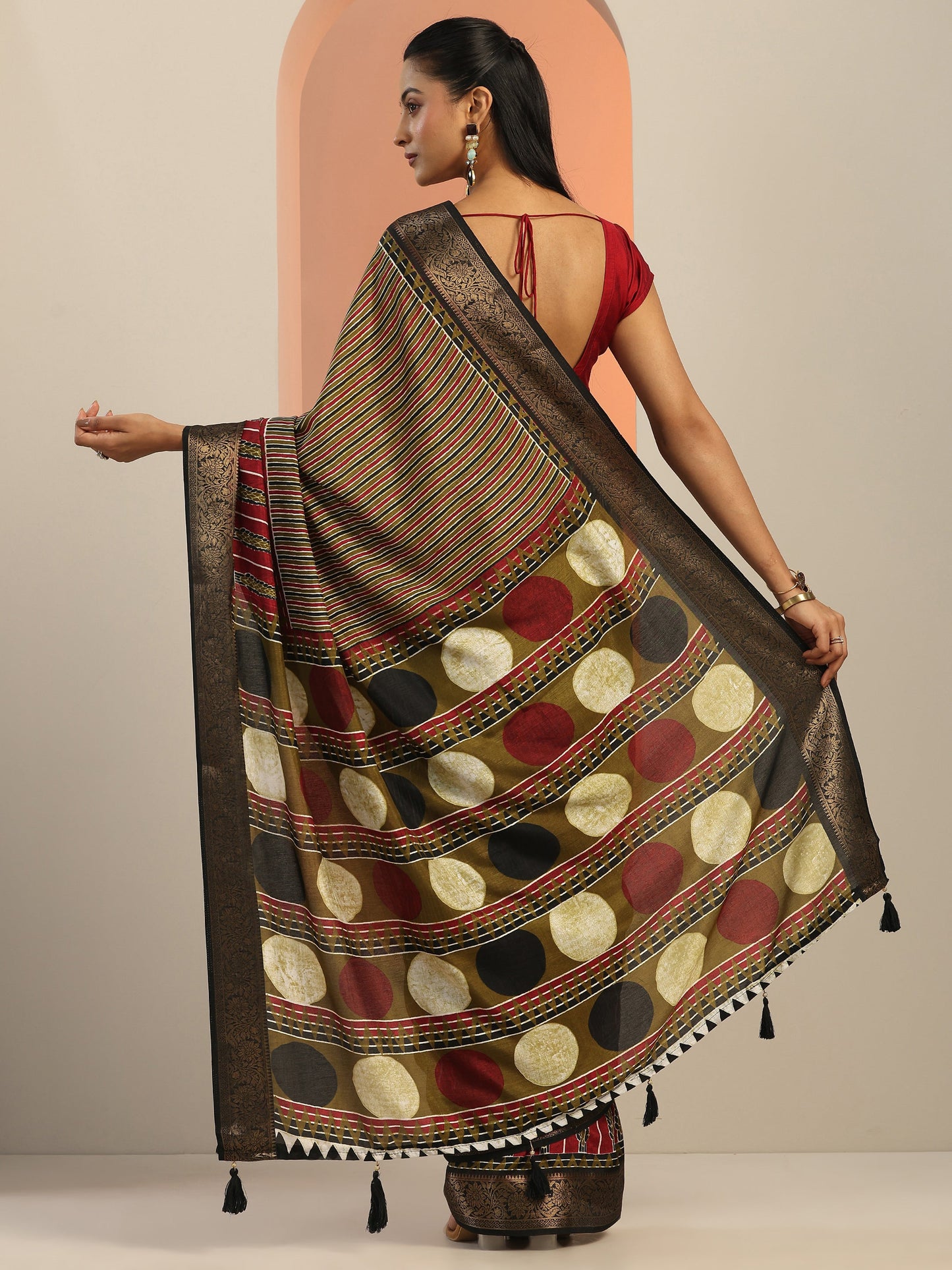 Olive Printed Silk Blend Saree With Unstitched Blouse Piece