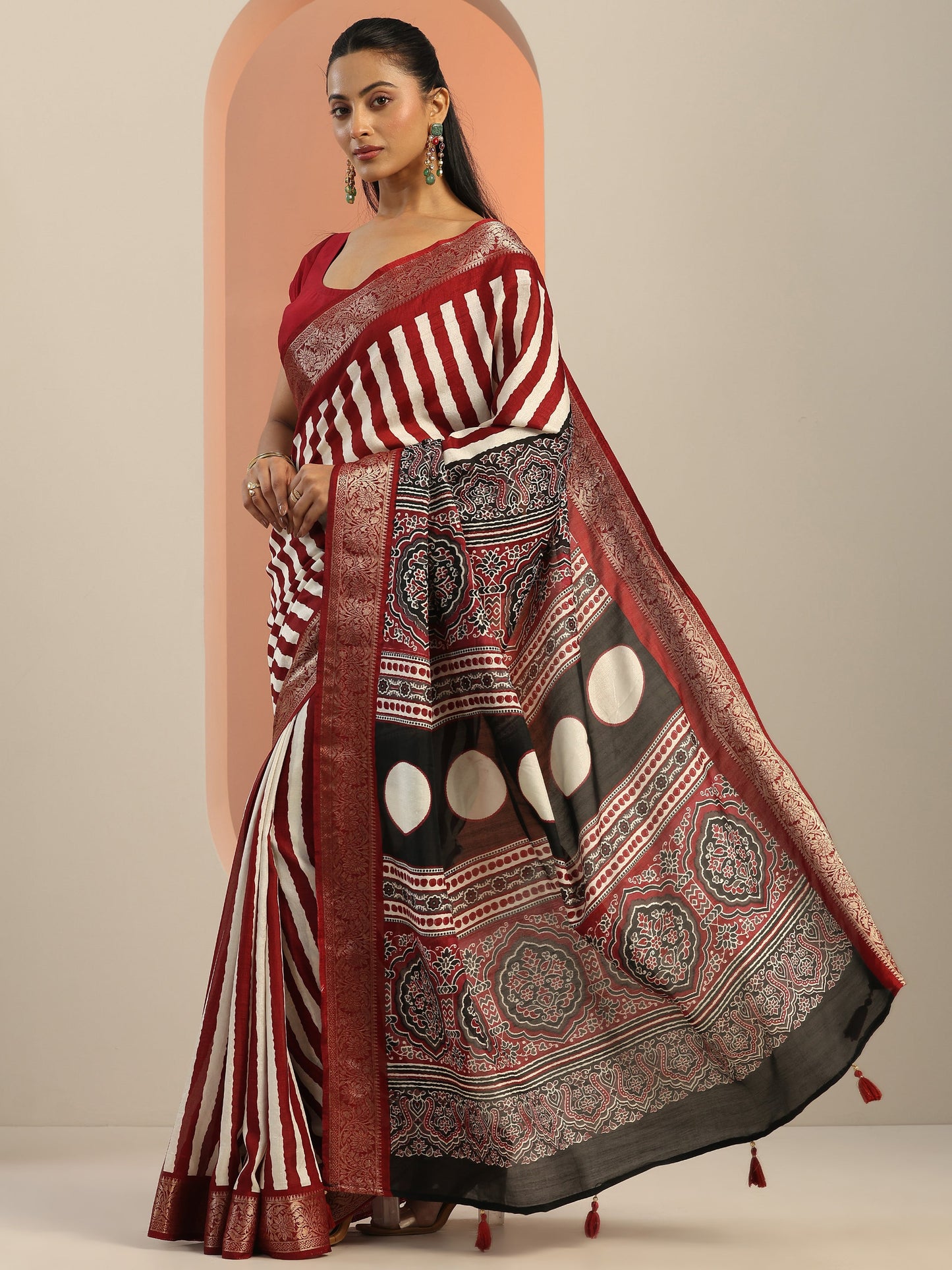 Maroon Printed Silk Blend Saree With Unstitched Blouse Piece