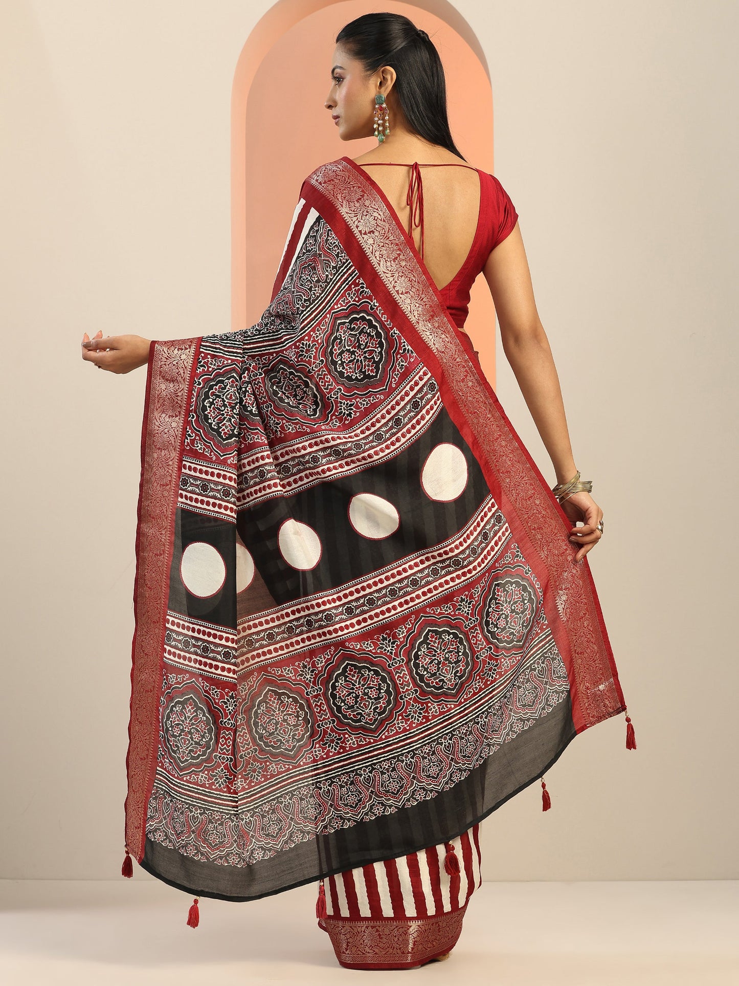 Maroon Printed Silk Blend Saree With Unstitched Blouse Piece