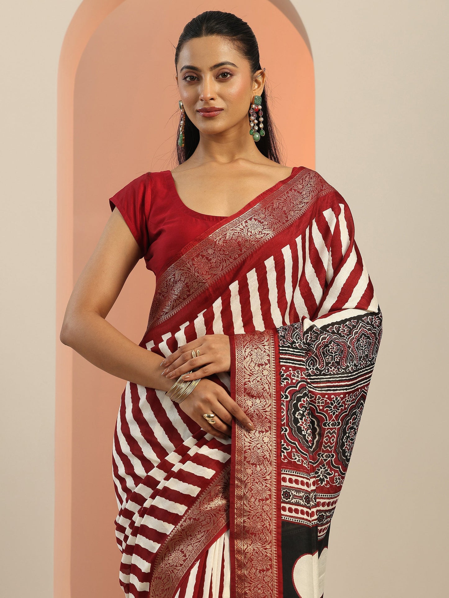 Maroon Printed Silk Blend Saree With Unstitched Blouse Piece