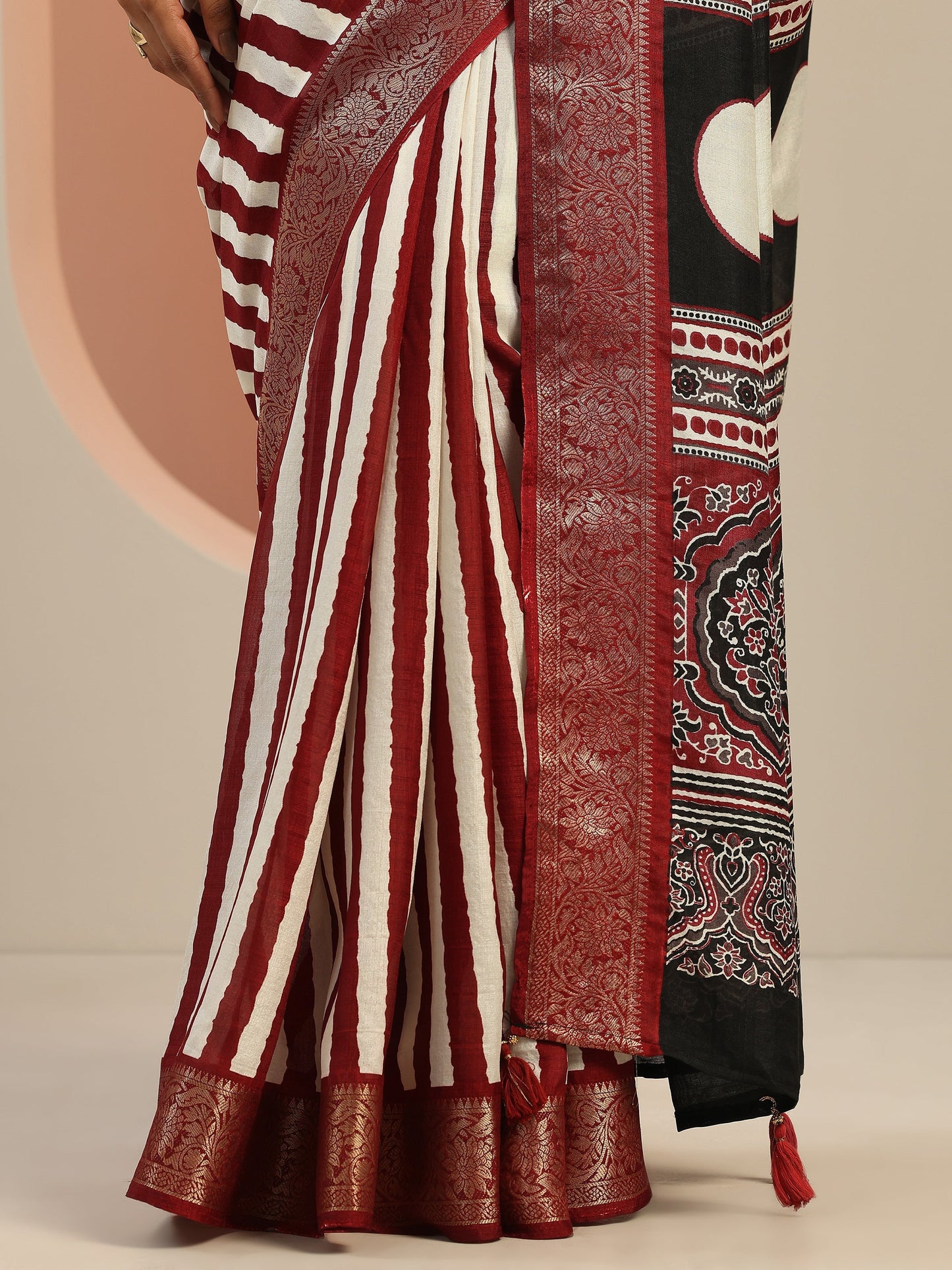 Maroon Printed Silk Blend Saree With Unstitched Blouse Piece