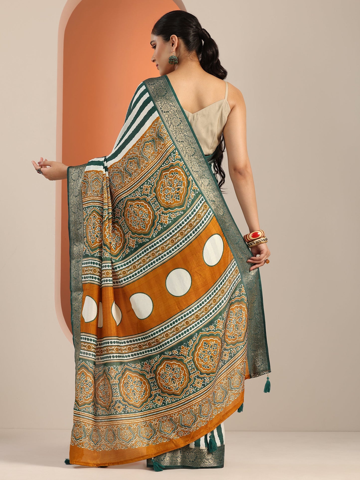 Green Printed Silk Blend Saree With Unstitched Blouse Piece
