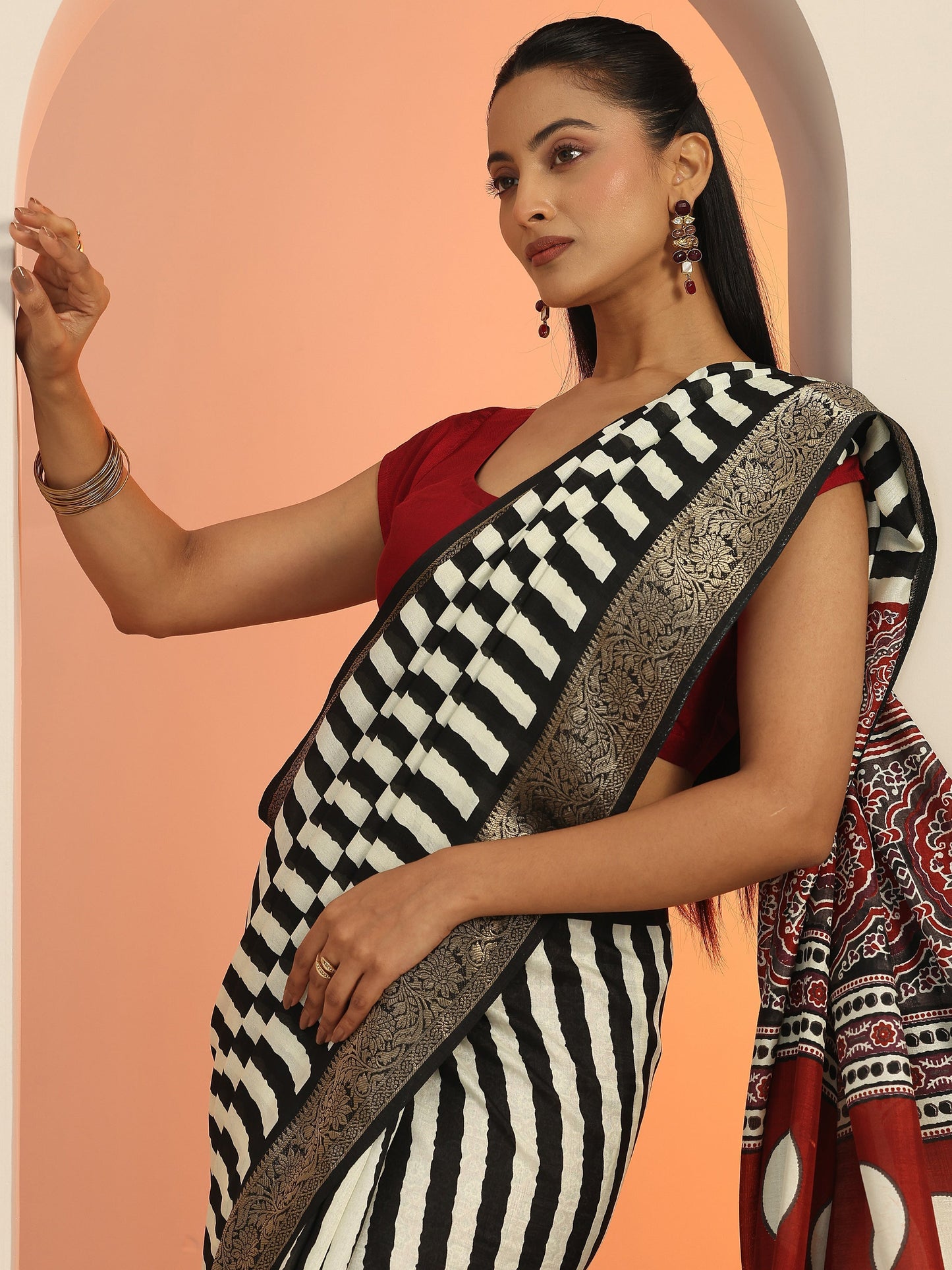 Black Printed Silk Blend Saree With Unstitched Blouse Piece